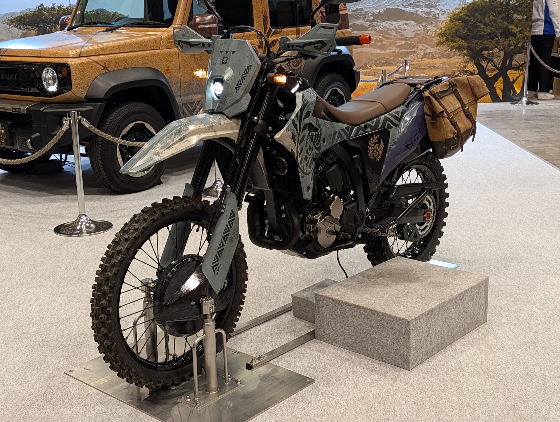 「DR-Z4S MONSTER HUNTER WILDS Edition」はオフロードだけでなくオンロードでも快適な走行性能の追求した、排気量398ccのバイク