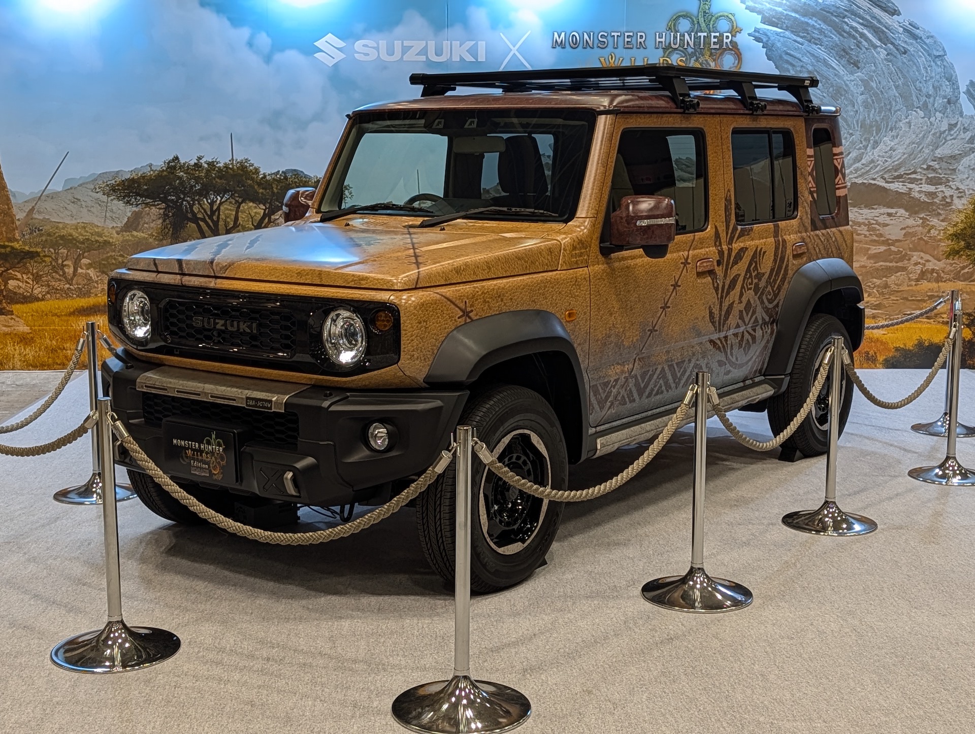 「JIMNY NOMADE MONSTER HUNTER WILDS Edition」は、遊牧民という名の4WDオフローダー。排気量は1,460ccながら軽量・コンパクトな設計で燃費性能にも優れたK15B型エンジンを搭載する