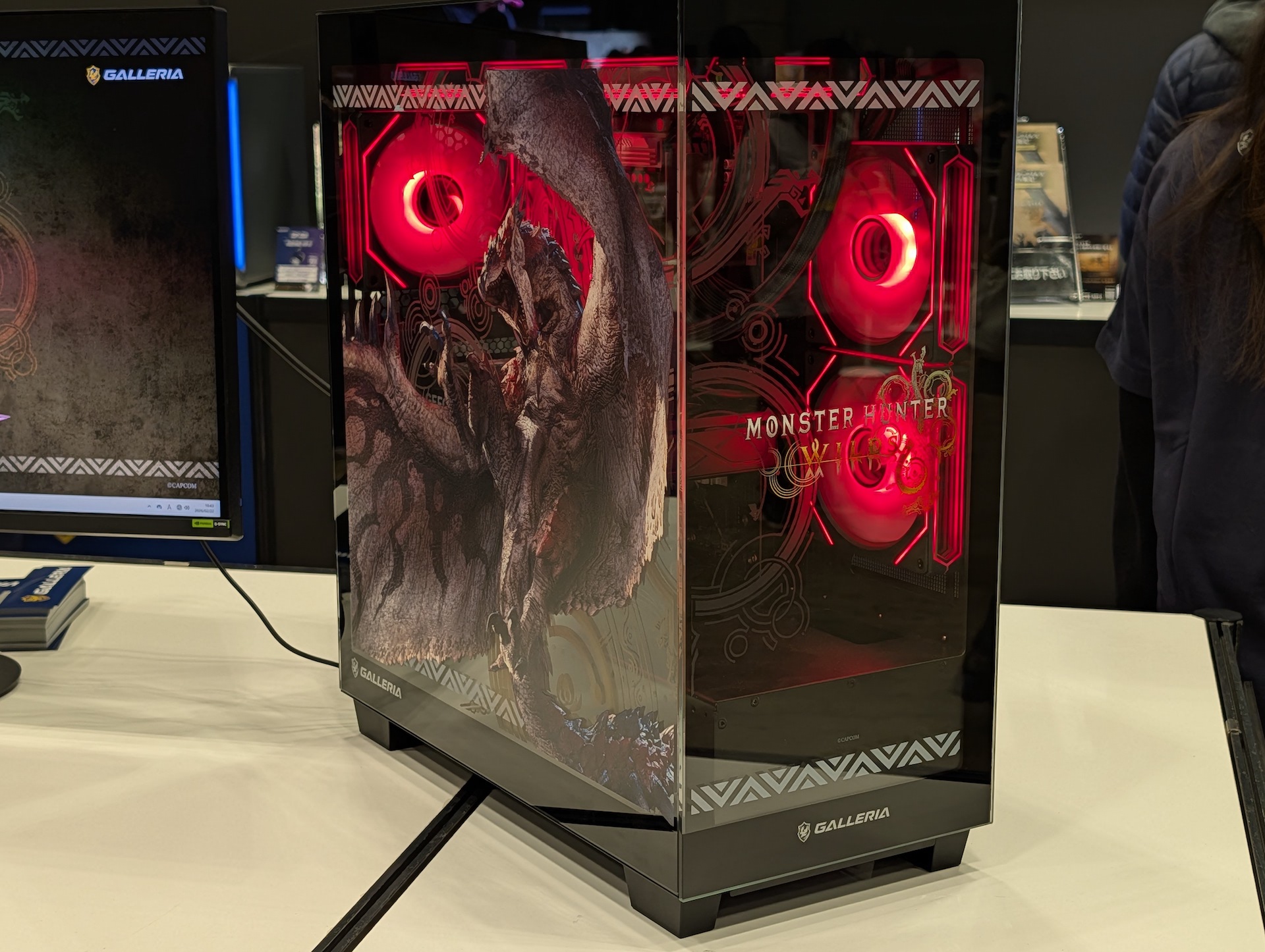 「モンハンワイルズ」コラボモデルも展示。フロントパネルもアクリルなのはかなりカッコいい