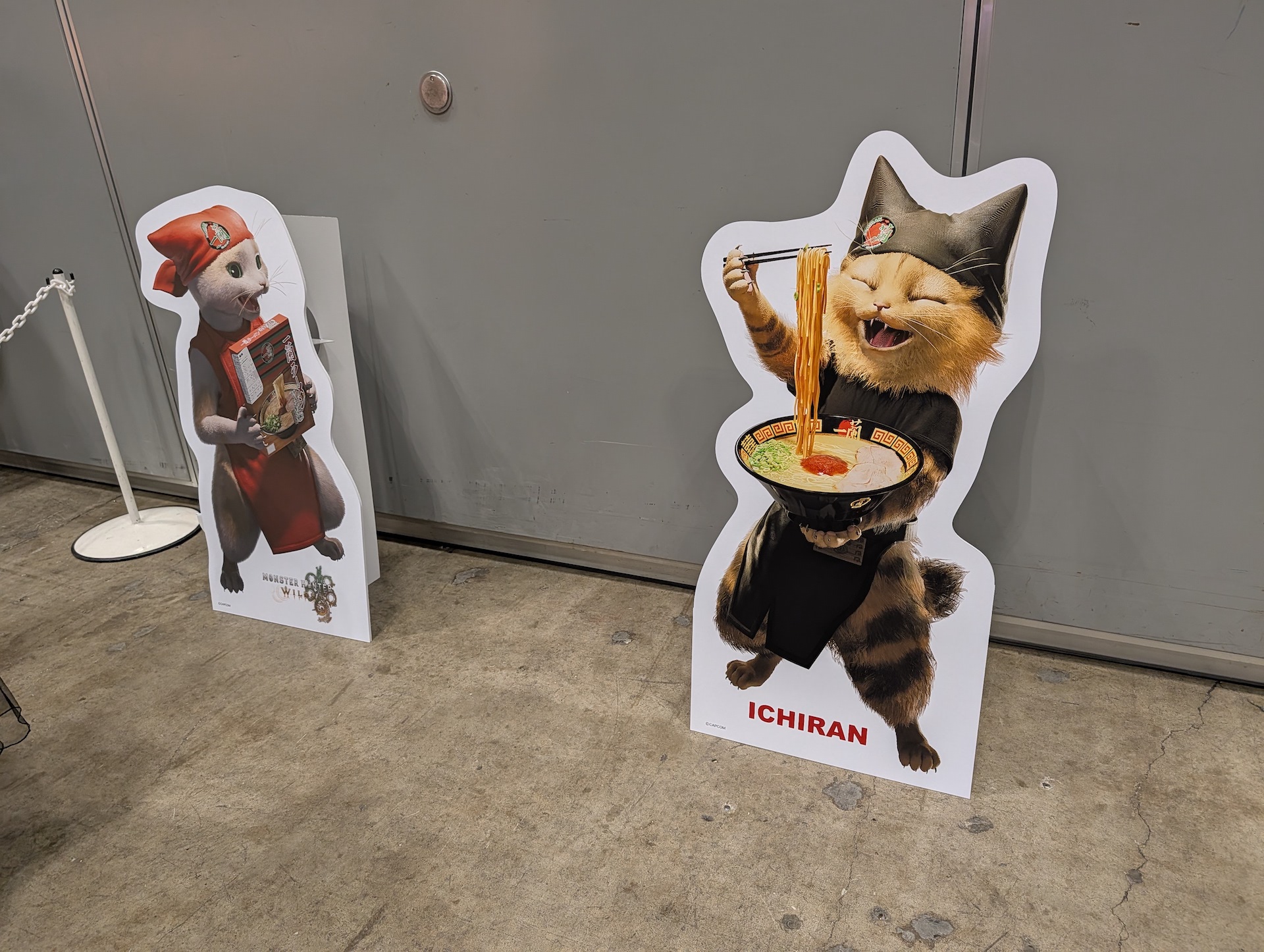 壁面には「一蘭」のラーメンを食べるアイルーの立て看板が展示されていた