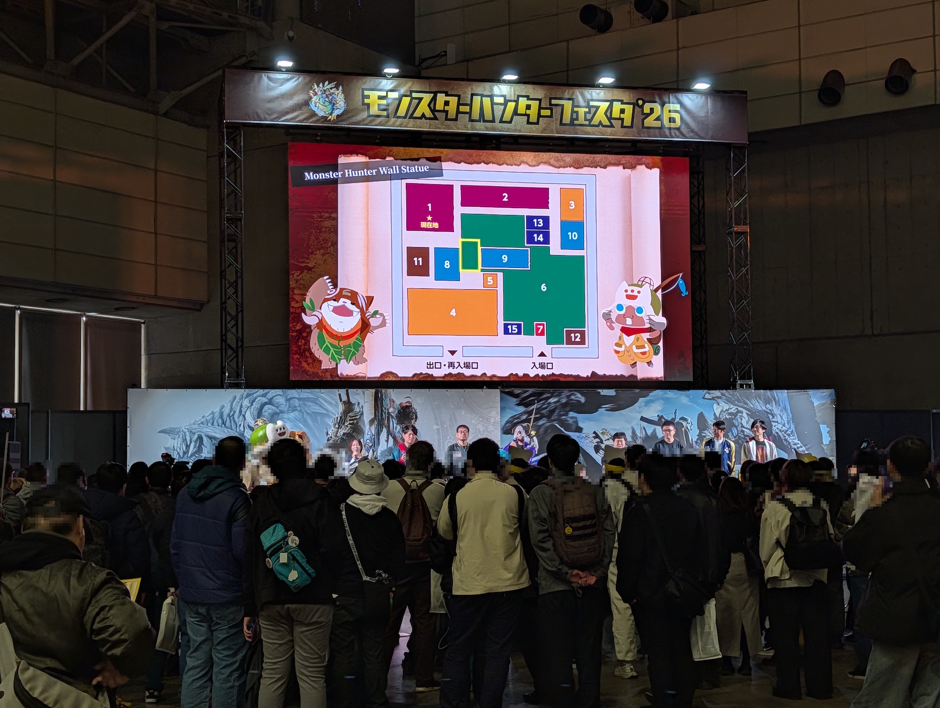 ホール最奥部にはステージが設営され、10時からイベントが行なわれていた。ステージ上にはゲーム好きのお笑い芸人ゴー☆ジャス氏も登場し、ステージ観覧者たちを盛り上げていた