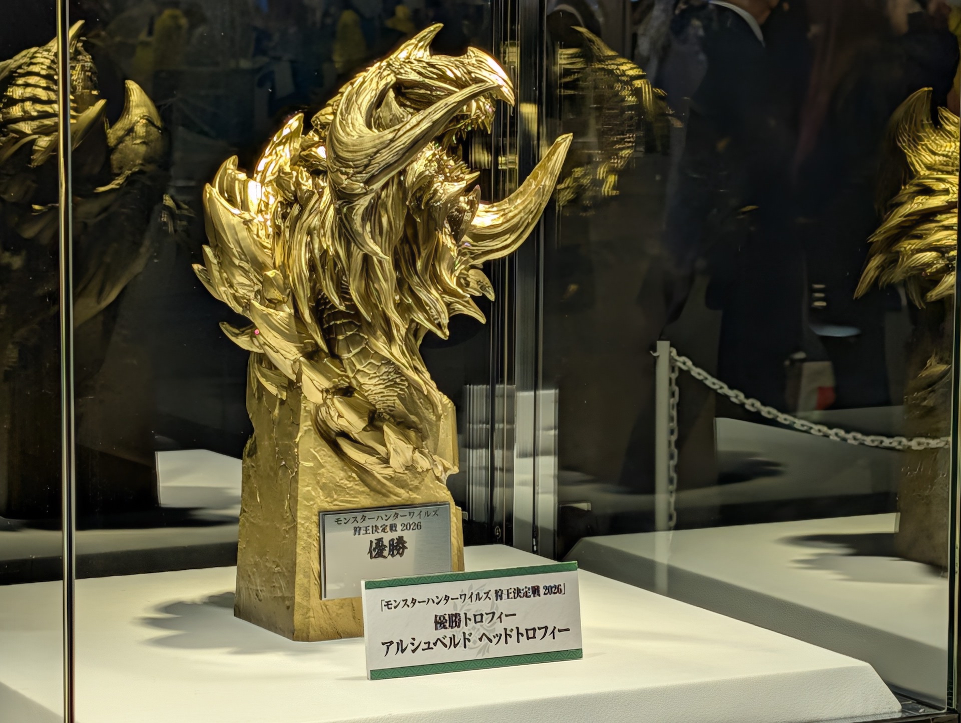 優勝者にはこちらの黄金のアルシュベルドヘッドがあしらわれたトロフィーが贈呈される