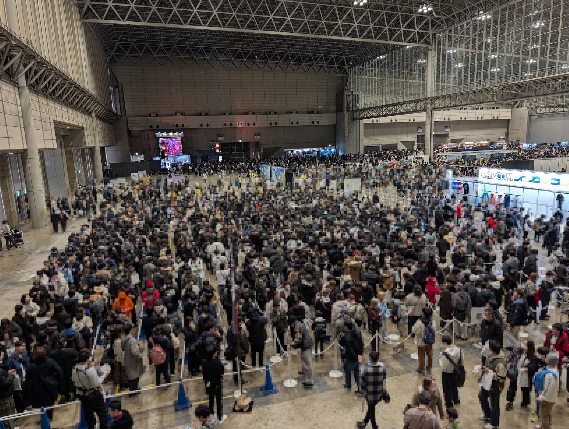 物販ブースの様子。他のブースと比べて圧倒的な人の量となっており、モンハン人気の凄まじさが確認できる