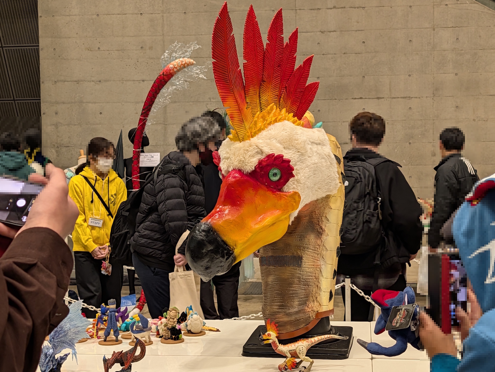 離れた場所からでも一際目を引いたのが、巨大な「クルルフェイクα」の顔だけの造作物。姫野ウズラ氏制作で「タイトルは【卵好きになろう！】クルルフェイクα」で、正にアイディアの勝利といった秀作だ