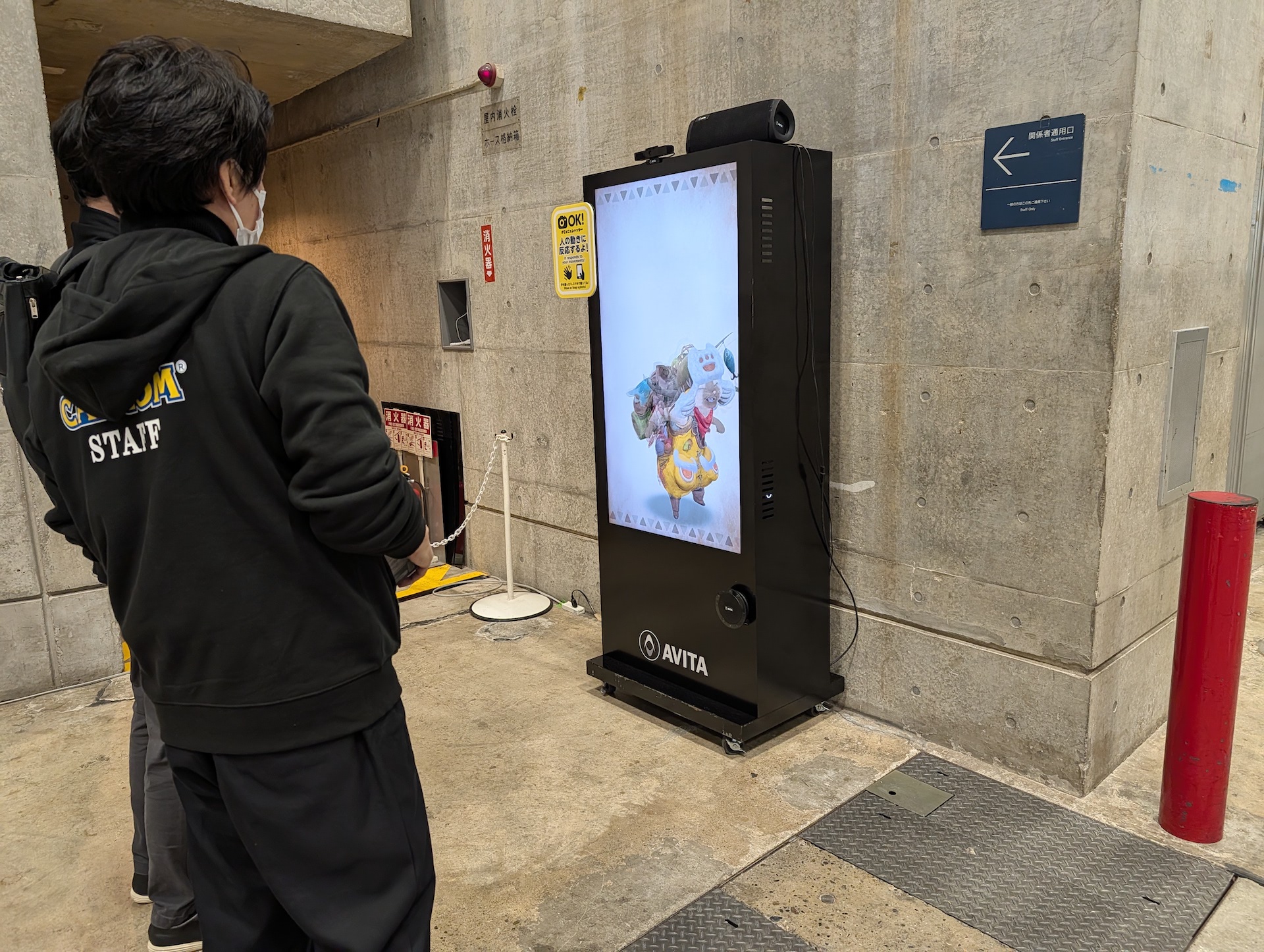 AVITAの提供するAIインタラクティブサイネージ「てぇてぇシャッター」も展示。画面内のオトモアイルーが、目の前の人の動きに応じて表情やポーズを変えたり声を出したりする