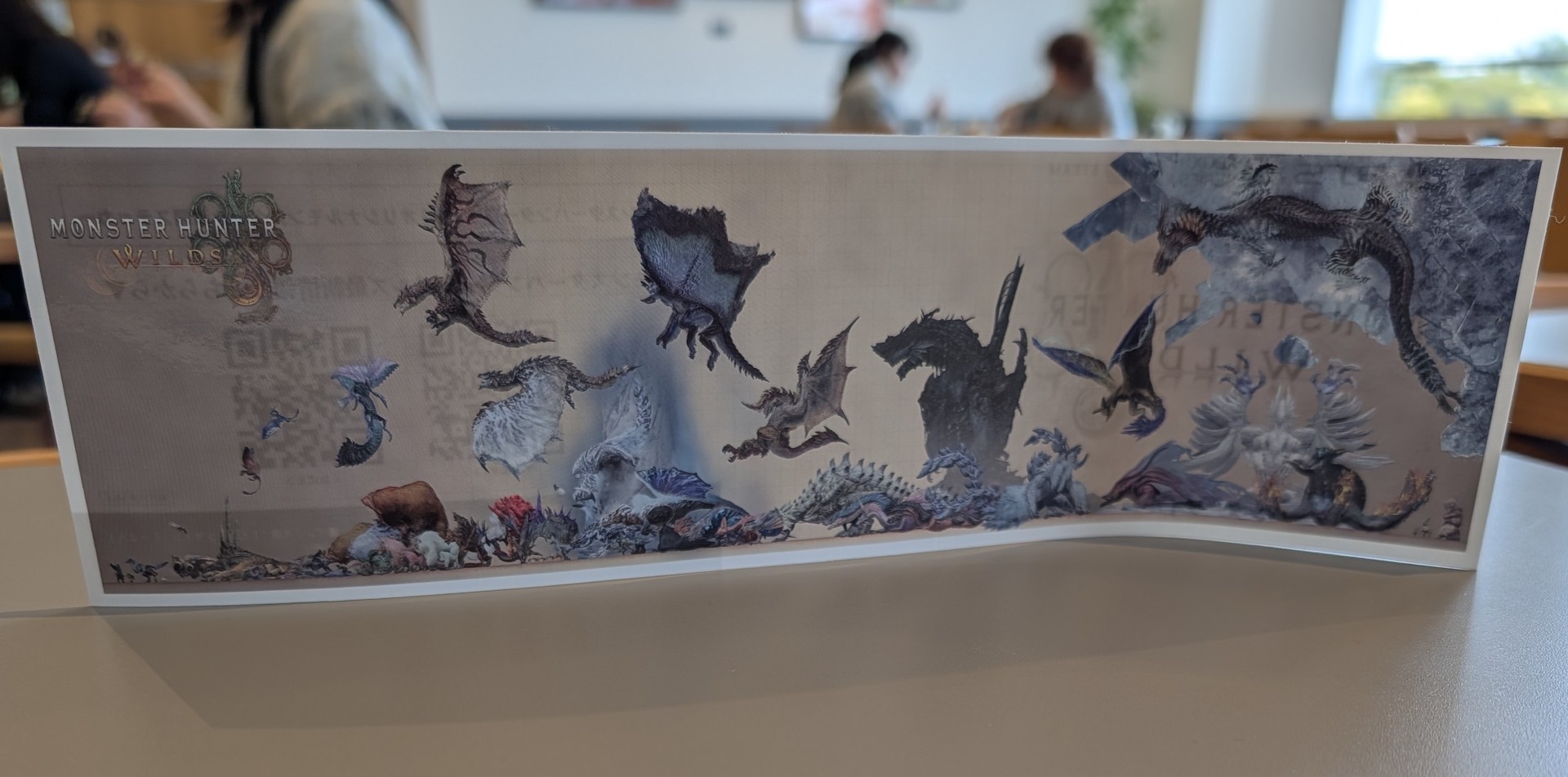 プレゼントのオリジナルステッカーは壁面に展示されていた「モンスター比較図」を横長のシールにしたもの