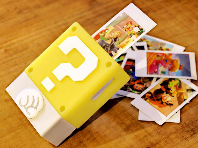 プリント中。ハテナブロックを下からたたいてチェキプリント&trade;︎が出てきているようだ