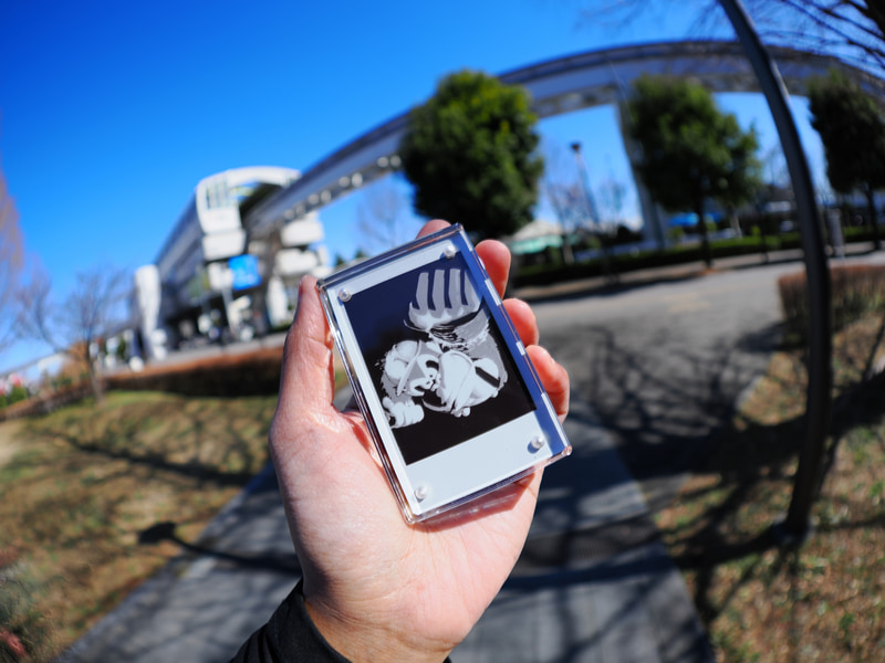 アクリルフォトフレームを手に持つとこんな大きさ