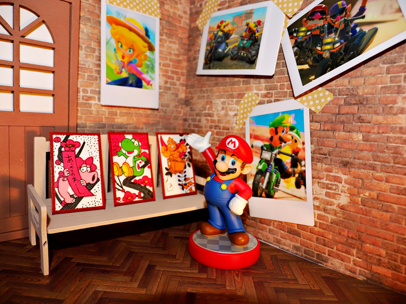 チェキプリント&trade;︎をマリオの「amiibo」と並べてジオラマの背景にしてみた。手持ちのグッズと組み合わせるような楽しみ方もできるだろう