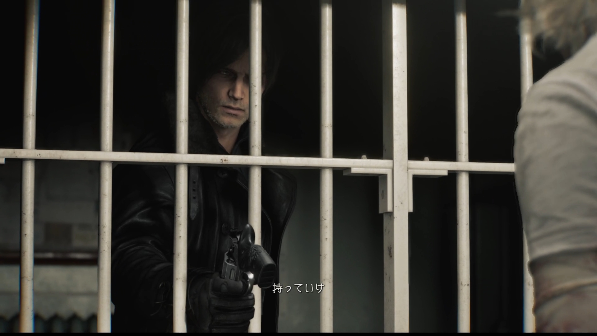 本作の名を冠する最強武器のひとつ「レクイエム」をグレースに手渡すレオン