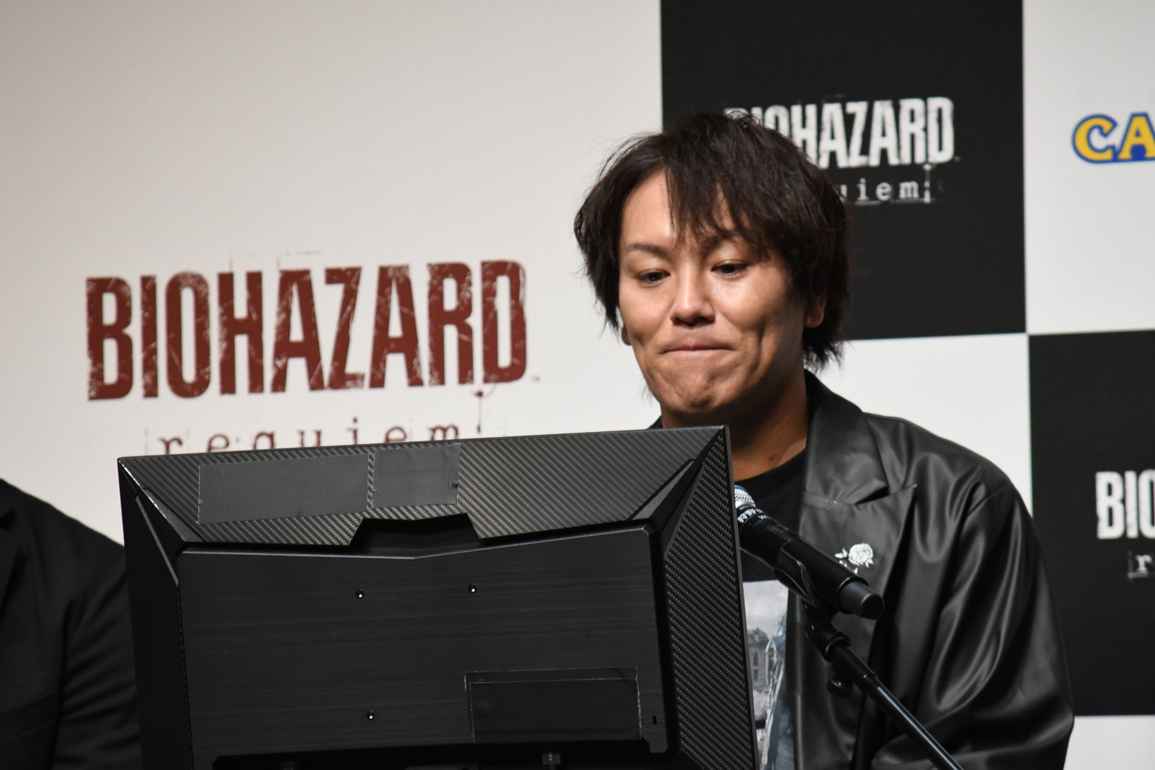 狩野さんの味である、頭を抱えるオーバーリアクション