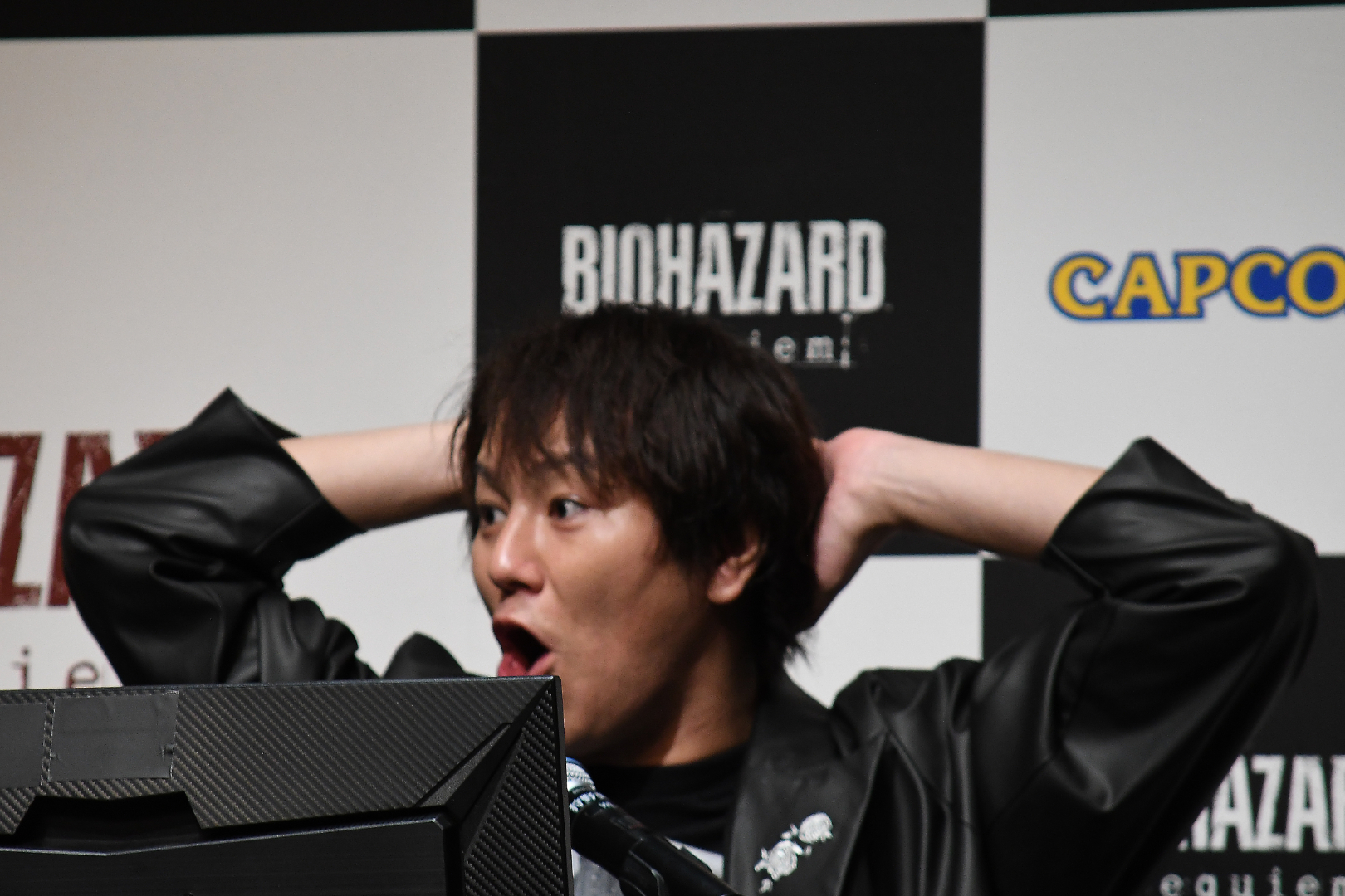 狩野さんの味である、頭を抱えるオーバーリアクション