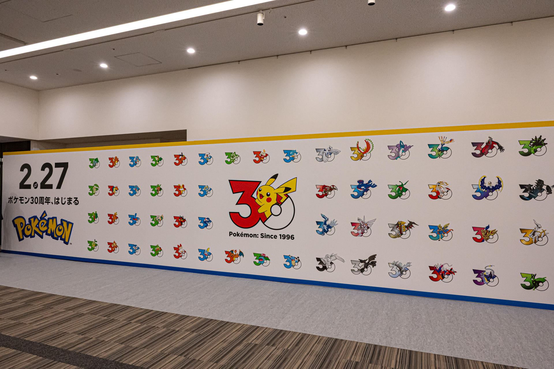 発表会場では歴代ゲームタイトルのパッケージ展示もあった。筆者は1996年当時「ポケットモンスター赤」からポケモンに触れ始めたが、初めて選んだのはゼニガメ。面倒くさがる親に頼み込んで「コロコロコミック」の誌上販売をしてもらった「ポケットモンスター青」の方が思い入れが深い