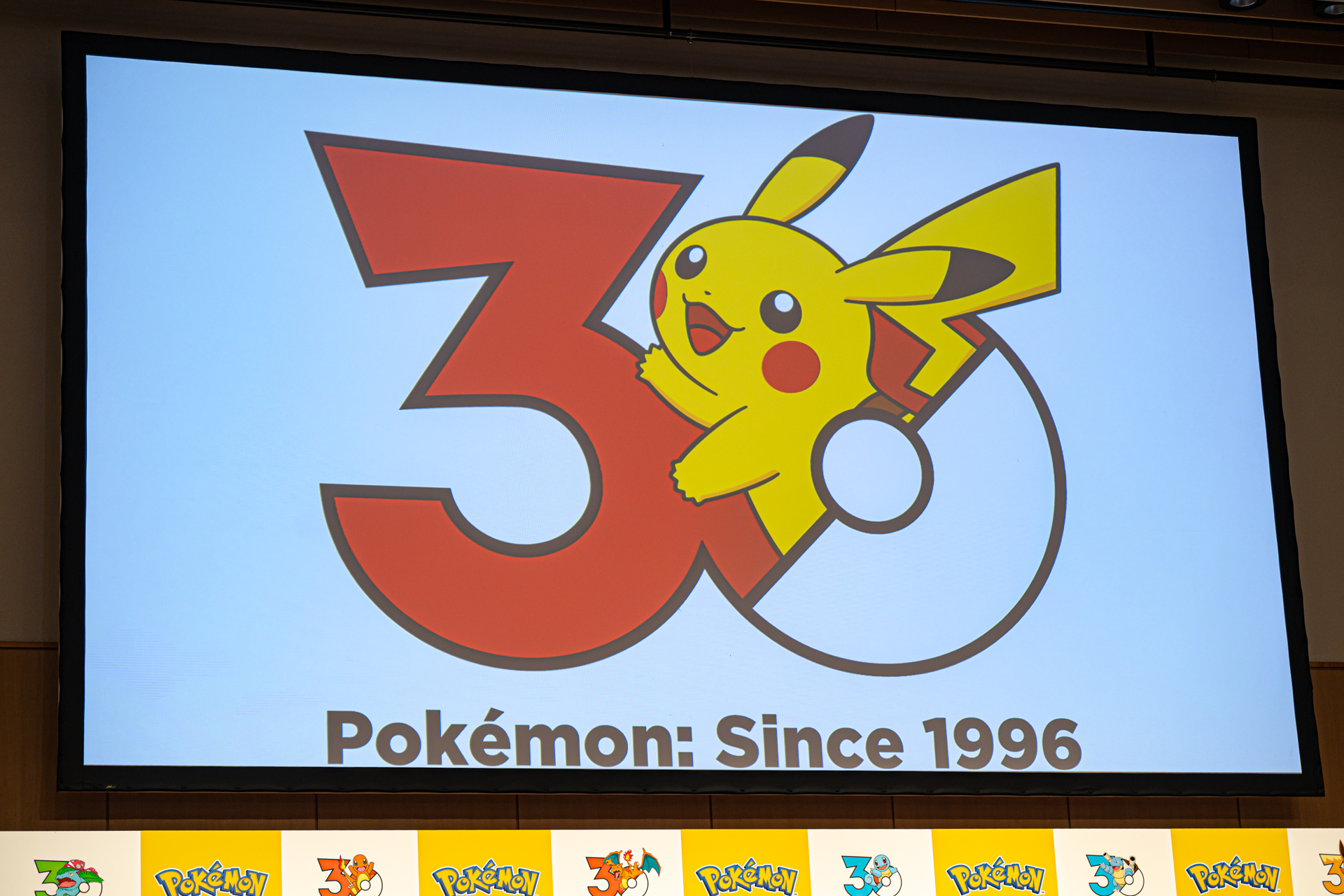 1,025種類のパターンが用意されているという記念ロゴや、30周年のテーマ「はじまる」「うたう」「たべる」などの“動詞”が発表された