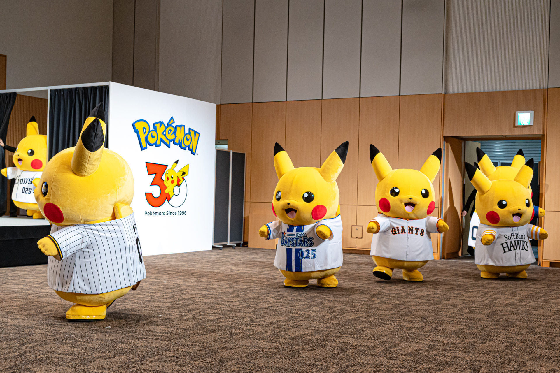 会場では12球団のユニフォームに身を包んだピカチュウたちが登場。田中将大選手からのビデオメッセージでは自身が「ポケモンとともに大きくなった」と親しみを感じている想いが込められていた