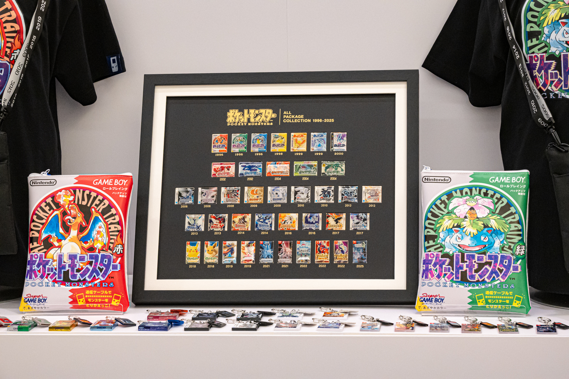 ポケモンセンターからは初代をフィーチャーしたグッズがスタンバイ。ドット表現のピカチュウを再現したぬいぐるみがかわいい。ほかにはゲームパッケージデザインのポーチやピンズらしきアイテム、カートリッジとセットになったキーホルダーも個人的に気になるところ