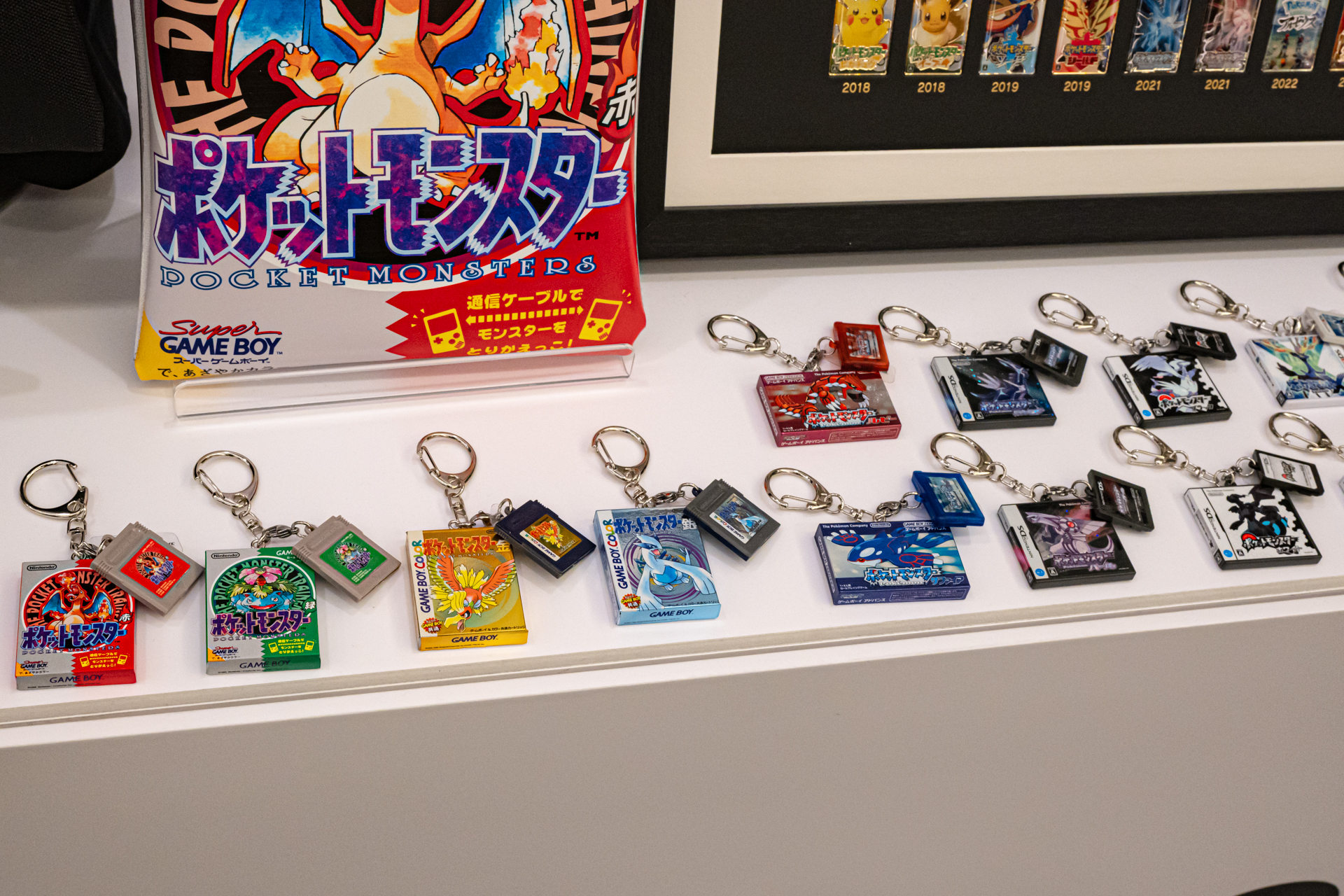 ポケモンセンターからは初代をフィーチャーしたグッズがスタンバイ。ドット表現のピカチュウを再現したぬいぐるみがかわいい。ほかにはゲームパッケージデザインのポーチやピンズらしきアイテム、カートリッジとセットになったキーホルダーも個人的に気になるところ