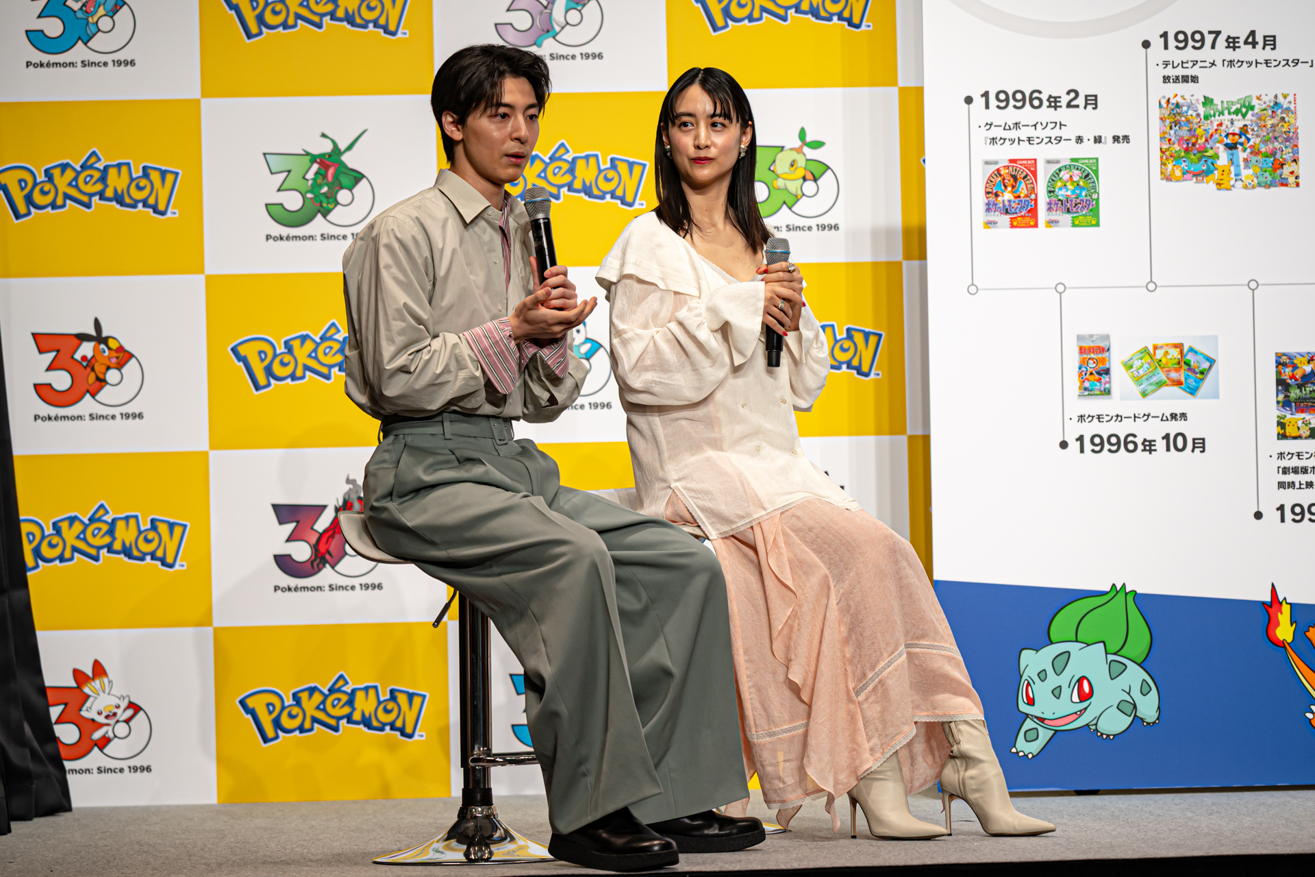 高杉さんは「ポケットモンスター ルビー・サファイア」を一緒に遊んだという弟たちとの写真を公開。「ポケットモンスター サン・ムーン」と同い年となるレインボーのおふたりは、当時の宣材写真について「2種類の嫌われ者みたい」とコメント