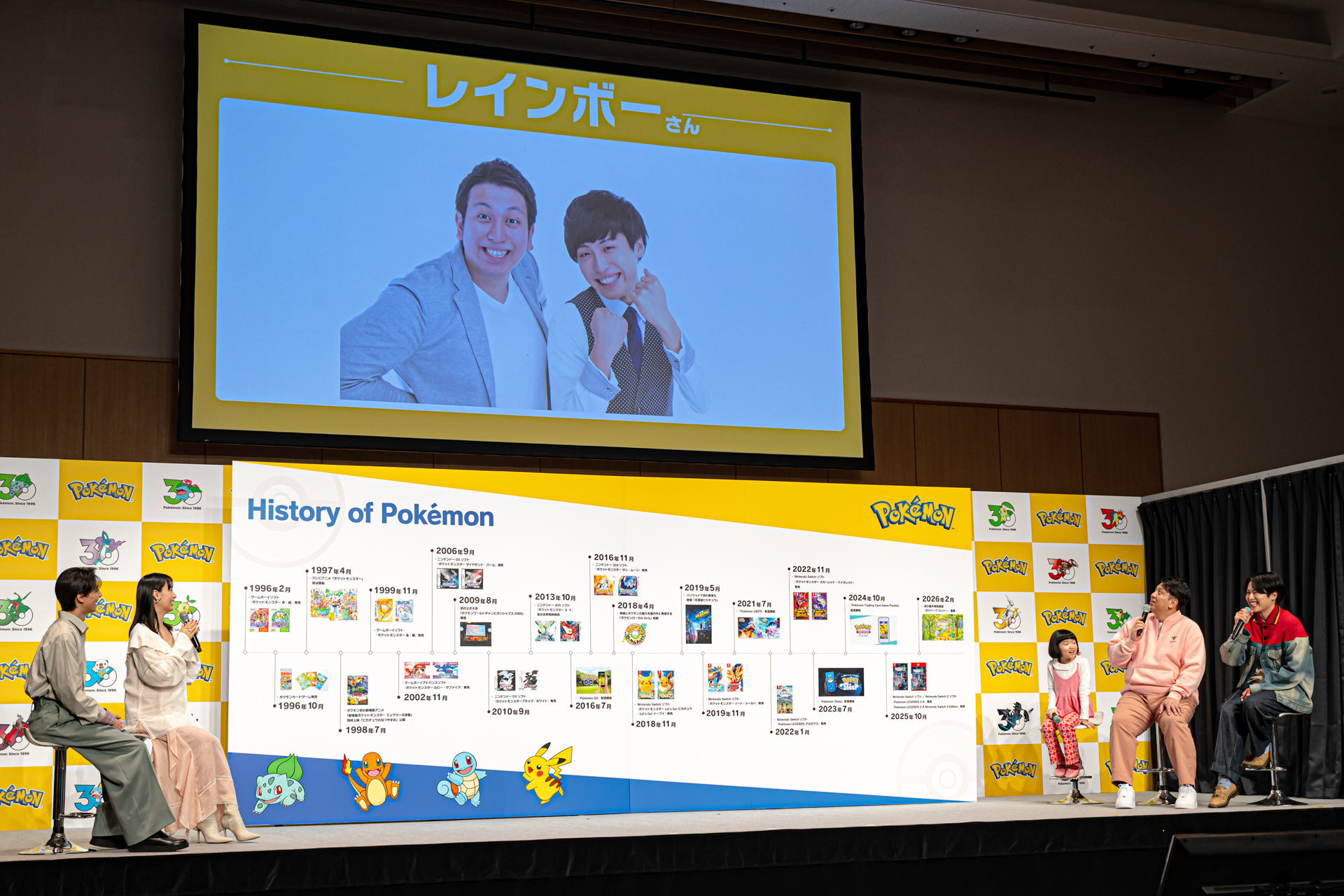 高杉さんは「ポケットモンスター ルビー・サファイア」を一緒に遊んだという弟たちとの写真を公開。「ポケットモンスター サン・ムーン」と同い年となるレインボーのおふたりは、当時の宣材写真について「2種類の嫌われ者みたい」とコメント