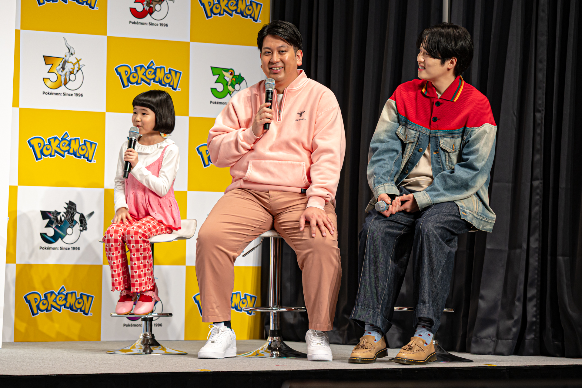 「名探偵ピカチュウ」でポケモンに出会ったという永尾さんは、当時「ピカチュウみたいに（髪を）結んで！」とおねだりした時の写真を公開。「ピカチュウの耳みたいにしたかったんですけど、ダメでしたね」と話す永尾さんに対して「オチのつけ方も完璧！」とジャンボさん