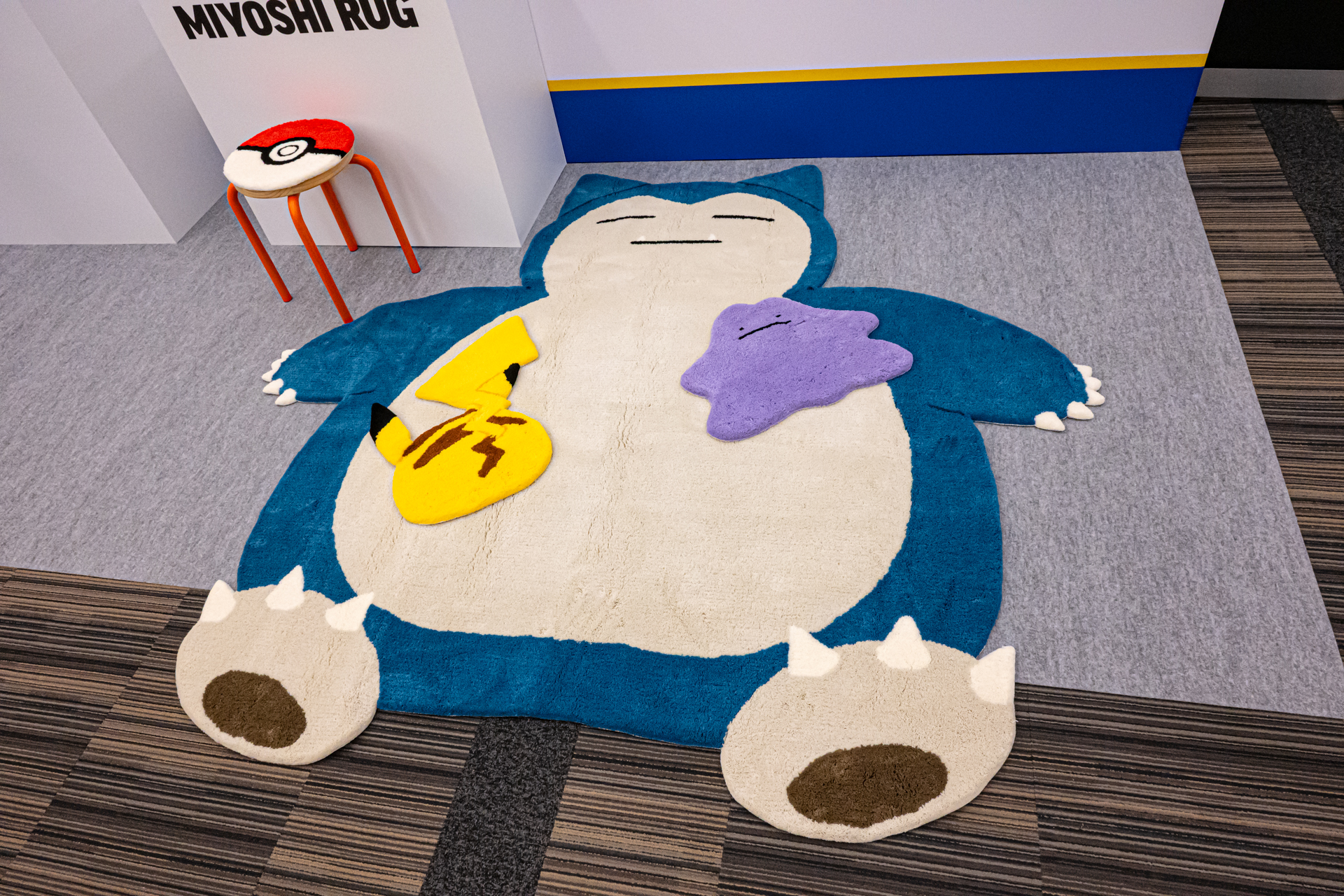 大きなガビゴンと、そのお腹の上でリラックスした様子のピカチュウ＆メタモンラグも。ニューエラからは新デザインのキャップやアパレルが企画進行中の模様だ