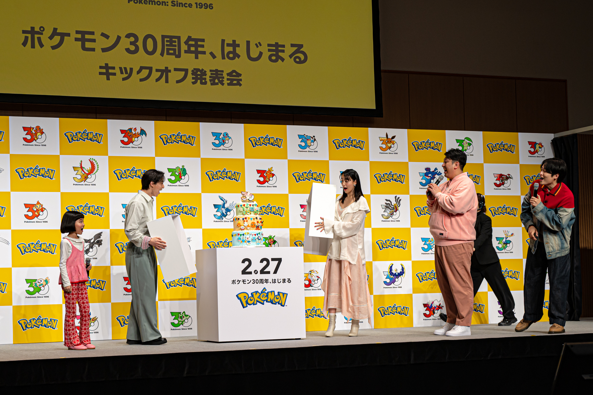 MCから「マホイップがデコレーションしたスイーツは深みのある甘さになる」と補足があると、「美味しいんでしょうねぇ」とねっとりした声で応えるジャンボさん