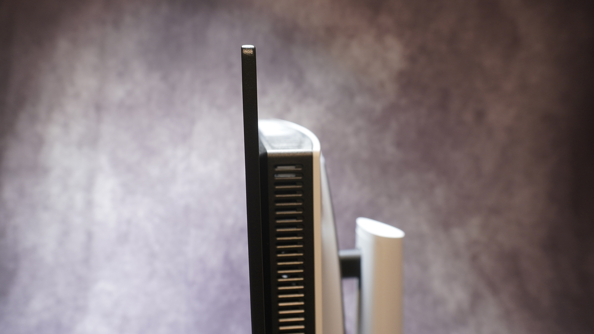 有機ELの特徴であるパネルの薄さは横から見ると際立つ