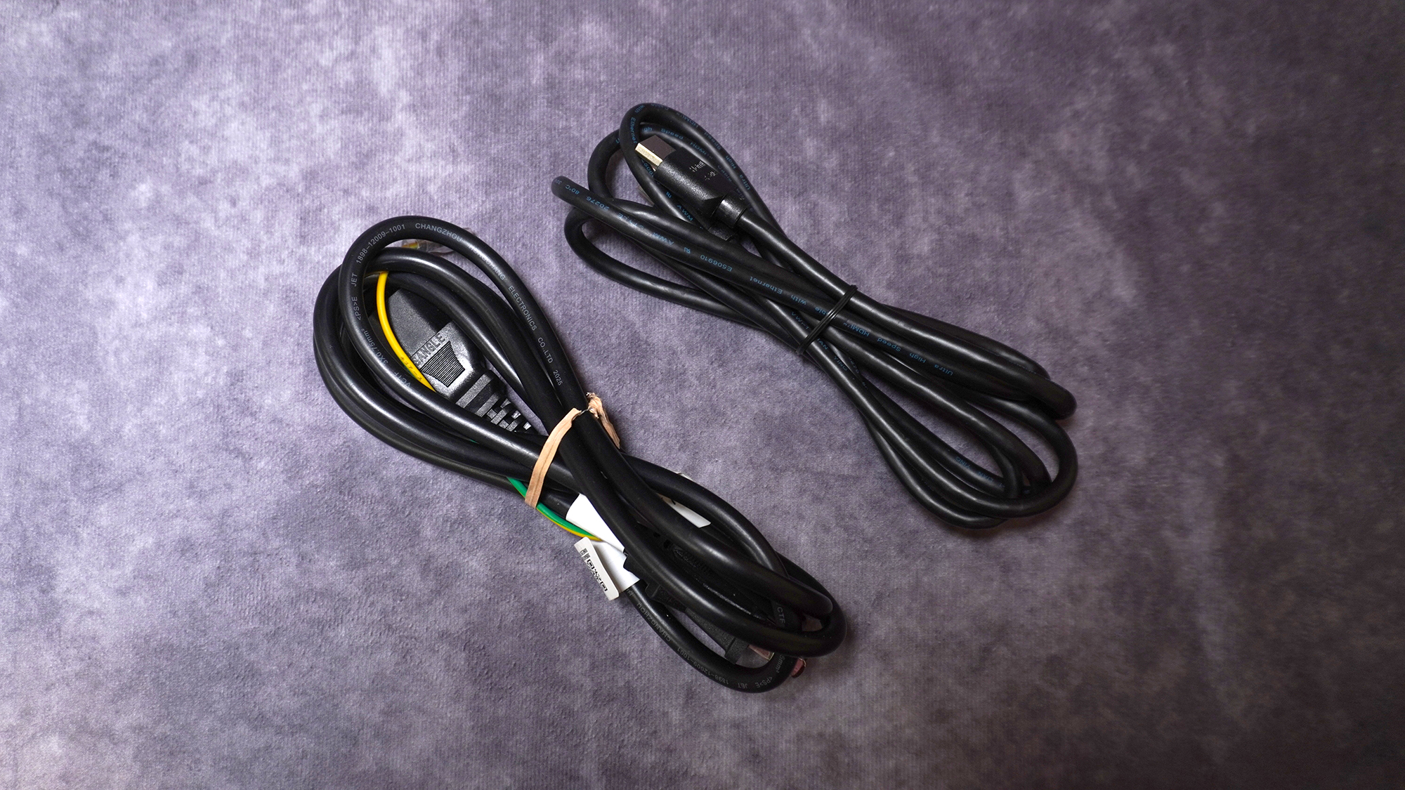 電源と付属のHDMIケーブル