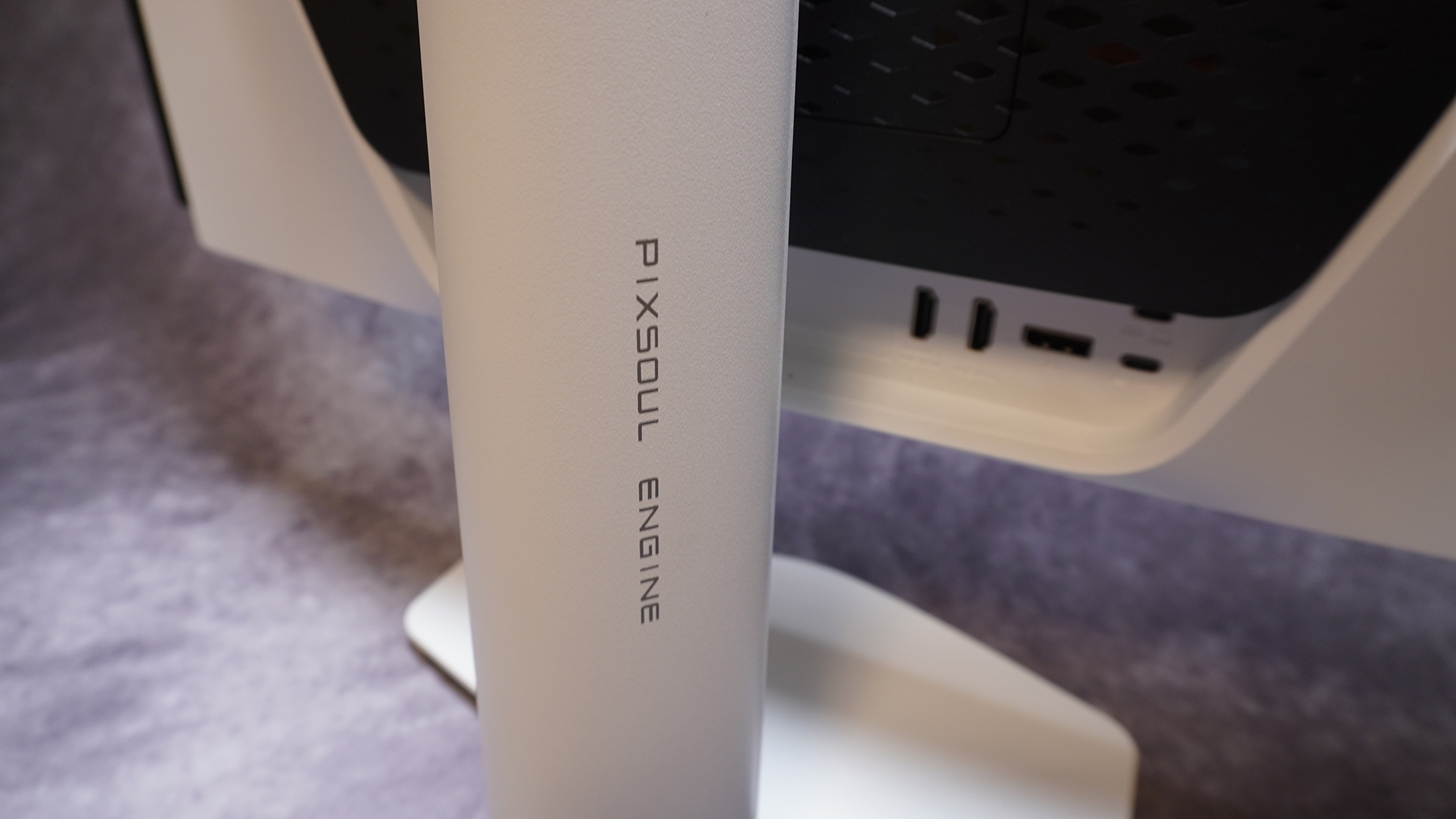 スタンド部分にはMOBIUZに搭載されているPixSoulエンジンのロゴが刻まれている