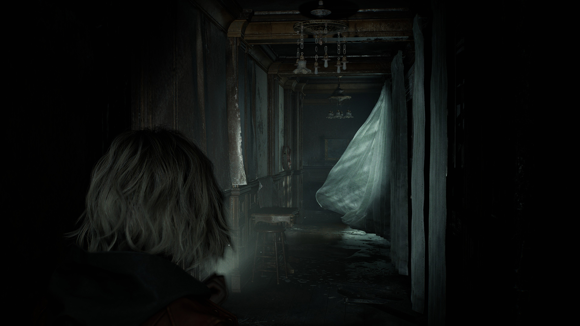 暗闇に浮かび上がるように風になびく白いカーテン。一瞬何かが現れたのかとビクつく