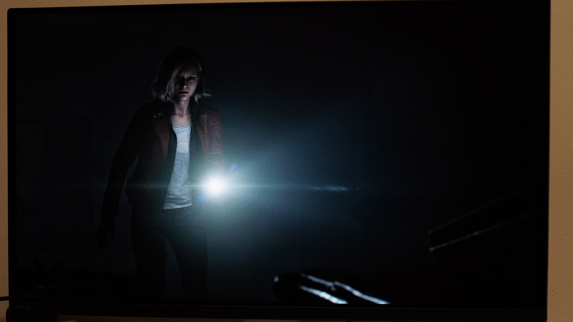 小さな懐中電灯の明かりだけが頼り