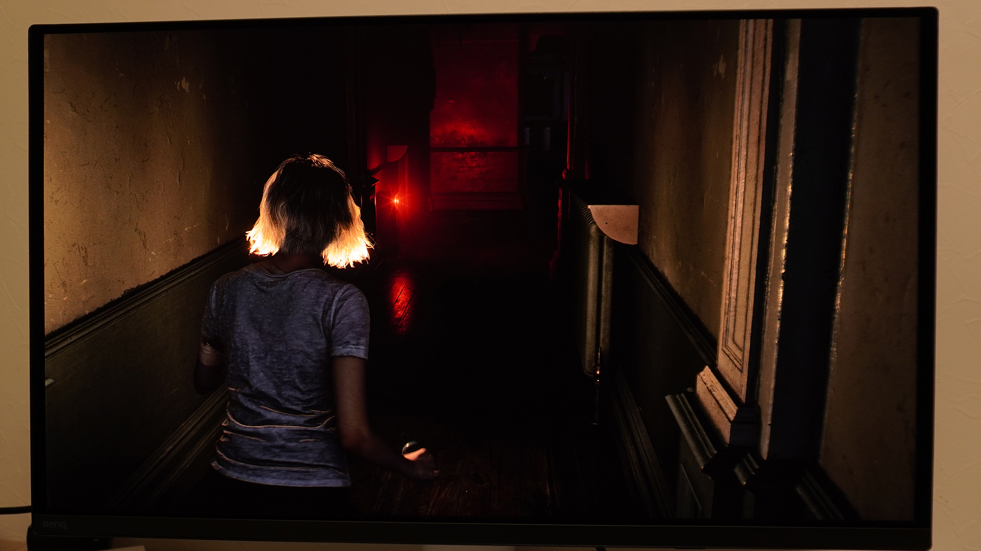 非常灯の赤い光が不気味さを増す