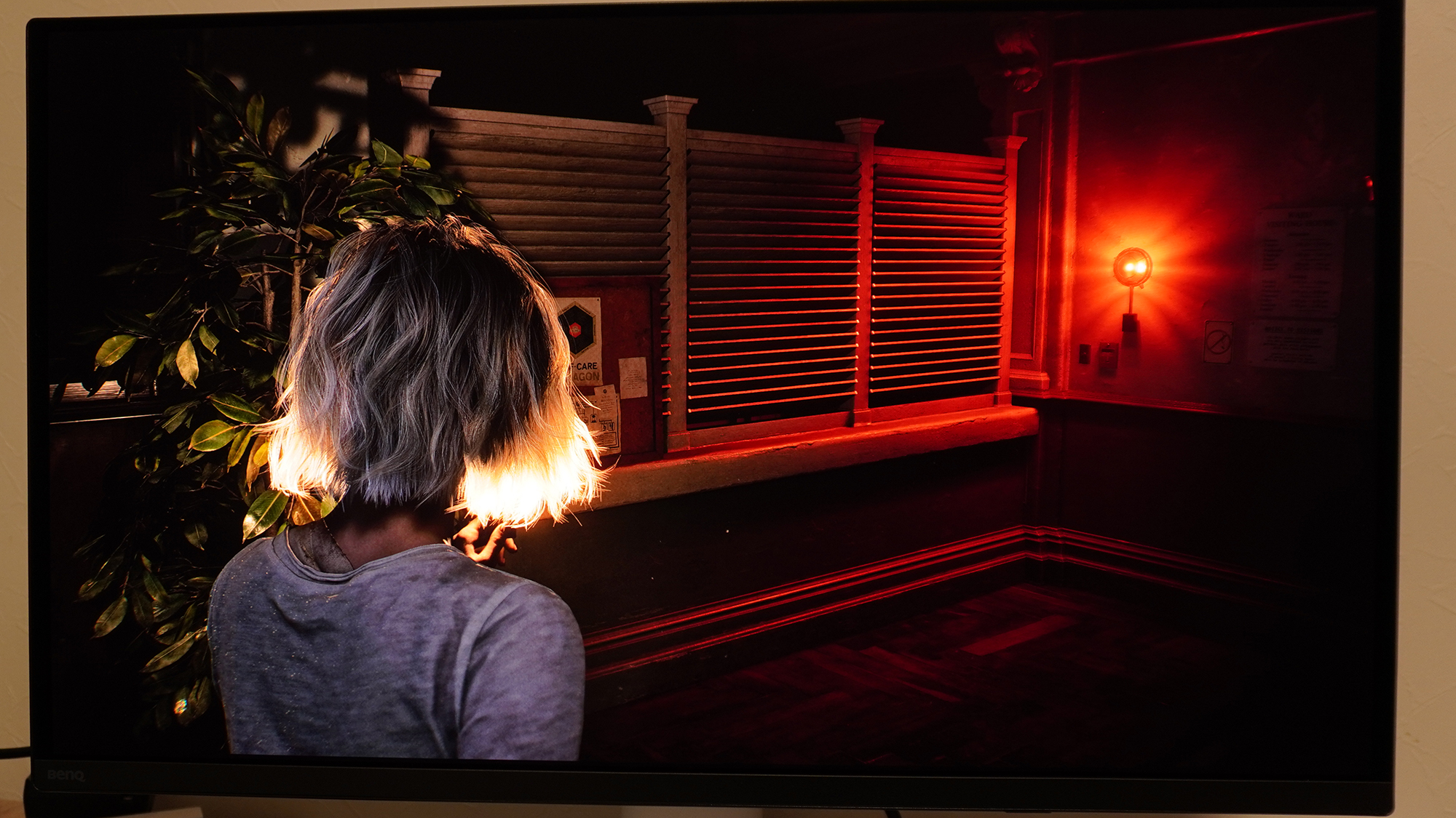 非常灯の赤い光が不気味さを増す