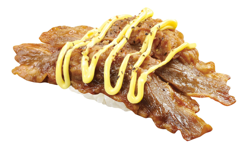 梟谷学園高校の木兎の好物“焼肉”と、赤葦の好物“菜の花のからし和え”を組み合わせ、牛カルビと相性の良いからしマヨネーズを使用。からしマヨネーズは子どもも食べられるよう、辛味を少し抑えている。さらに、梟谷学園高校のカラーをイメージしたあらびきコショーをトッピングすることで、味が引き締まる。