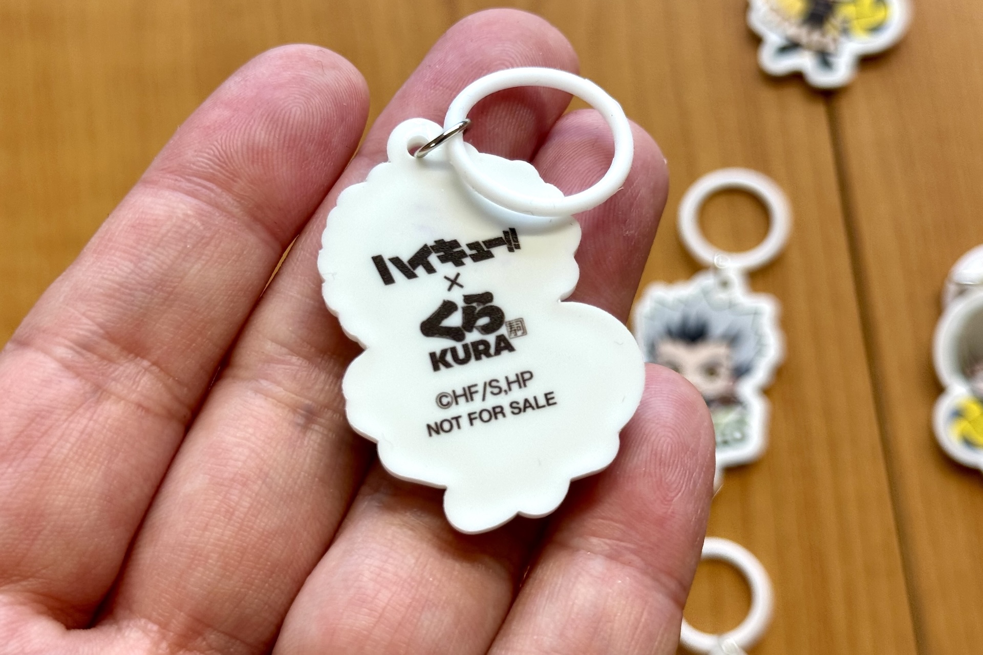 裏にはコラボロゴが印字されている