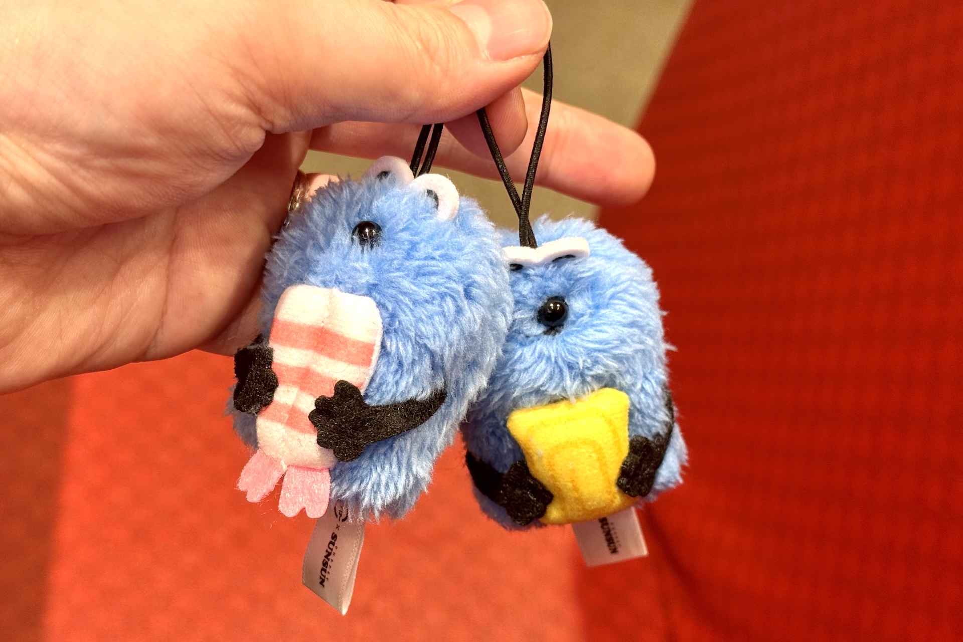 ストラップ紐が付いているのでカバンなどに付けて一緒にお出かけも楽しめる