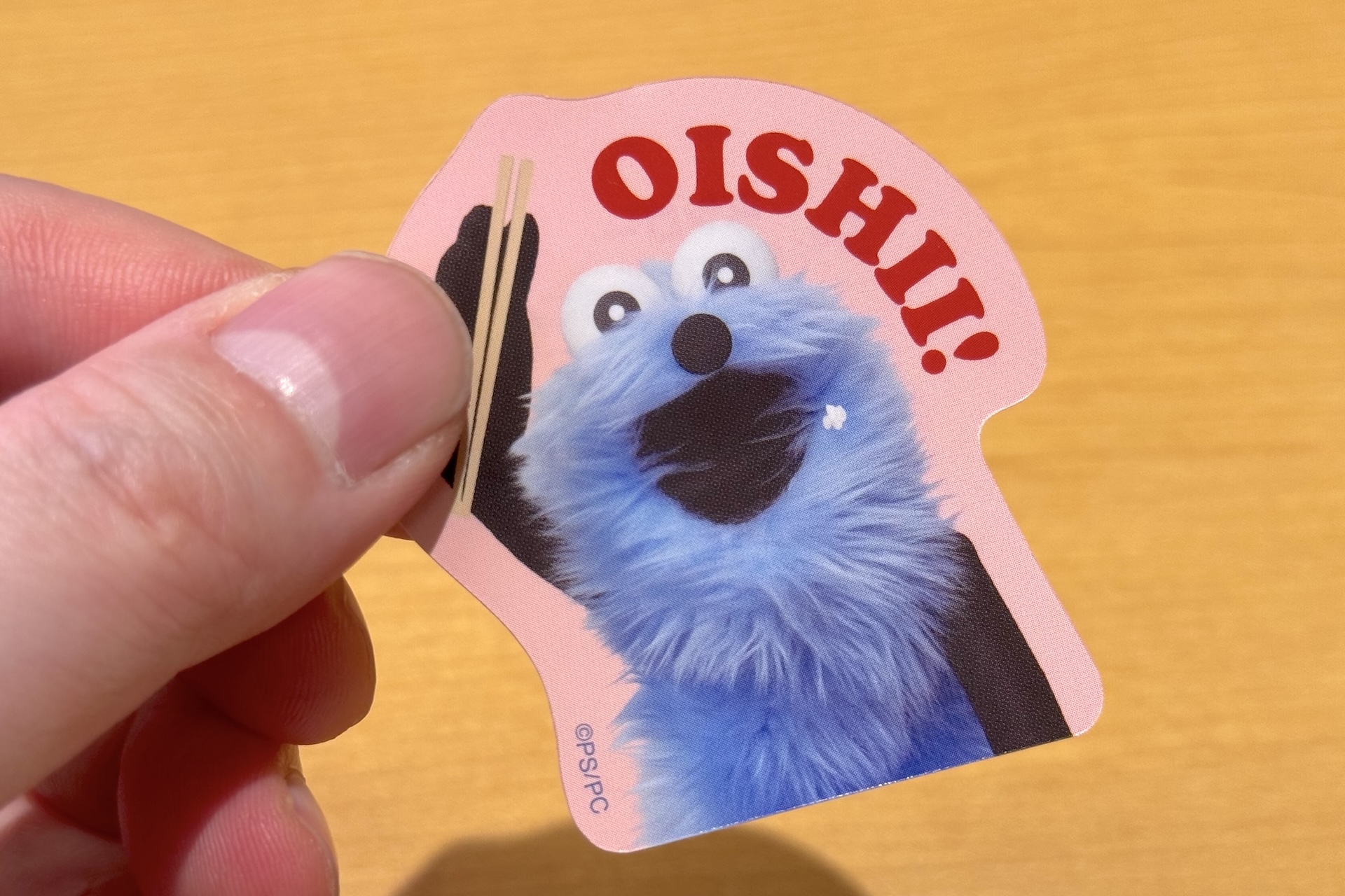 スンスンたちがおすしを楽しむ様子がデザインされた、コラボならではのステッカーとなっている