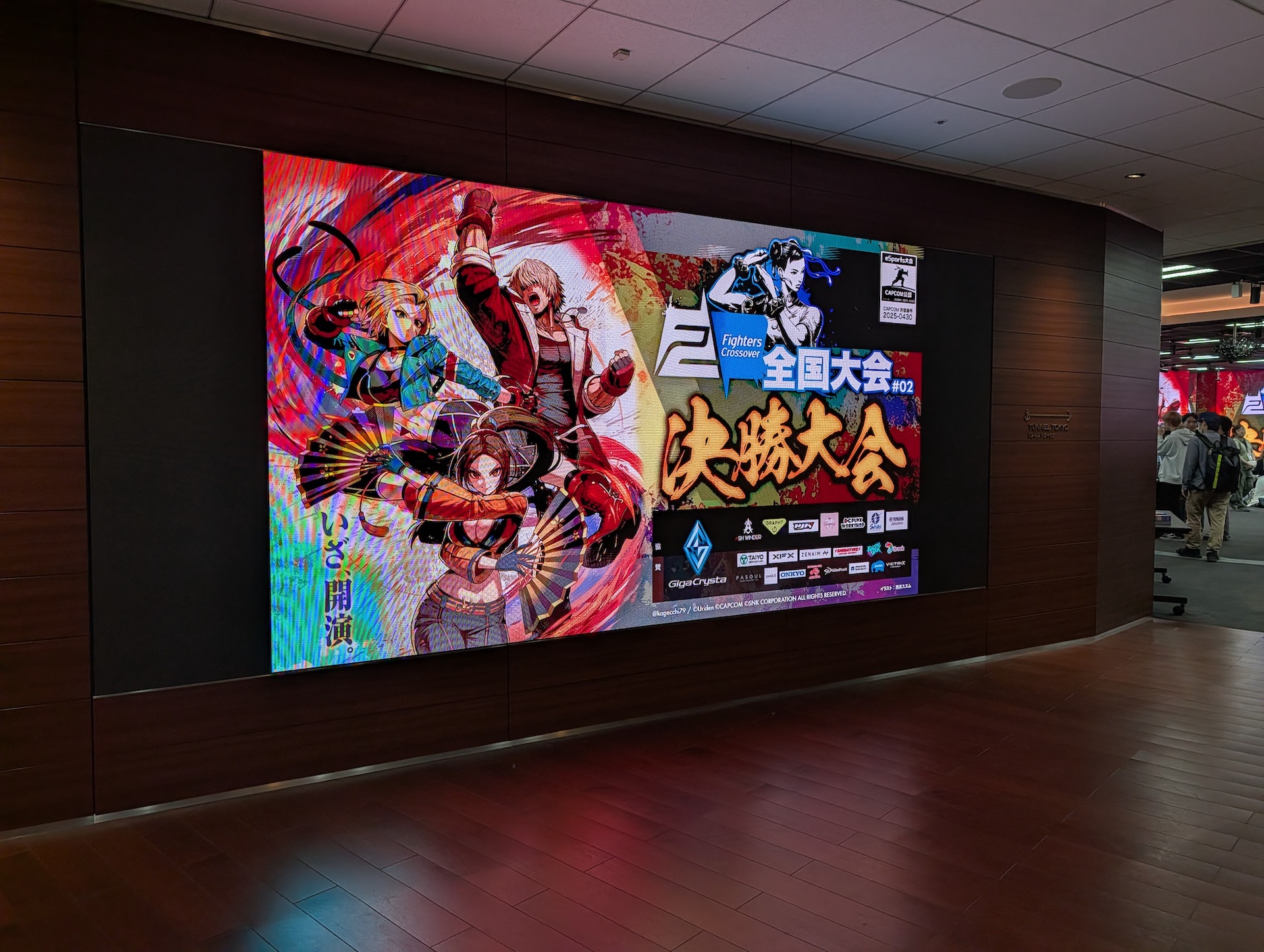 入口ディスプレイにもイメージビジュアルが燦然と輝く。今年のキャッチコピーは「いざ、開演」