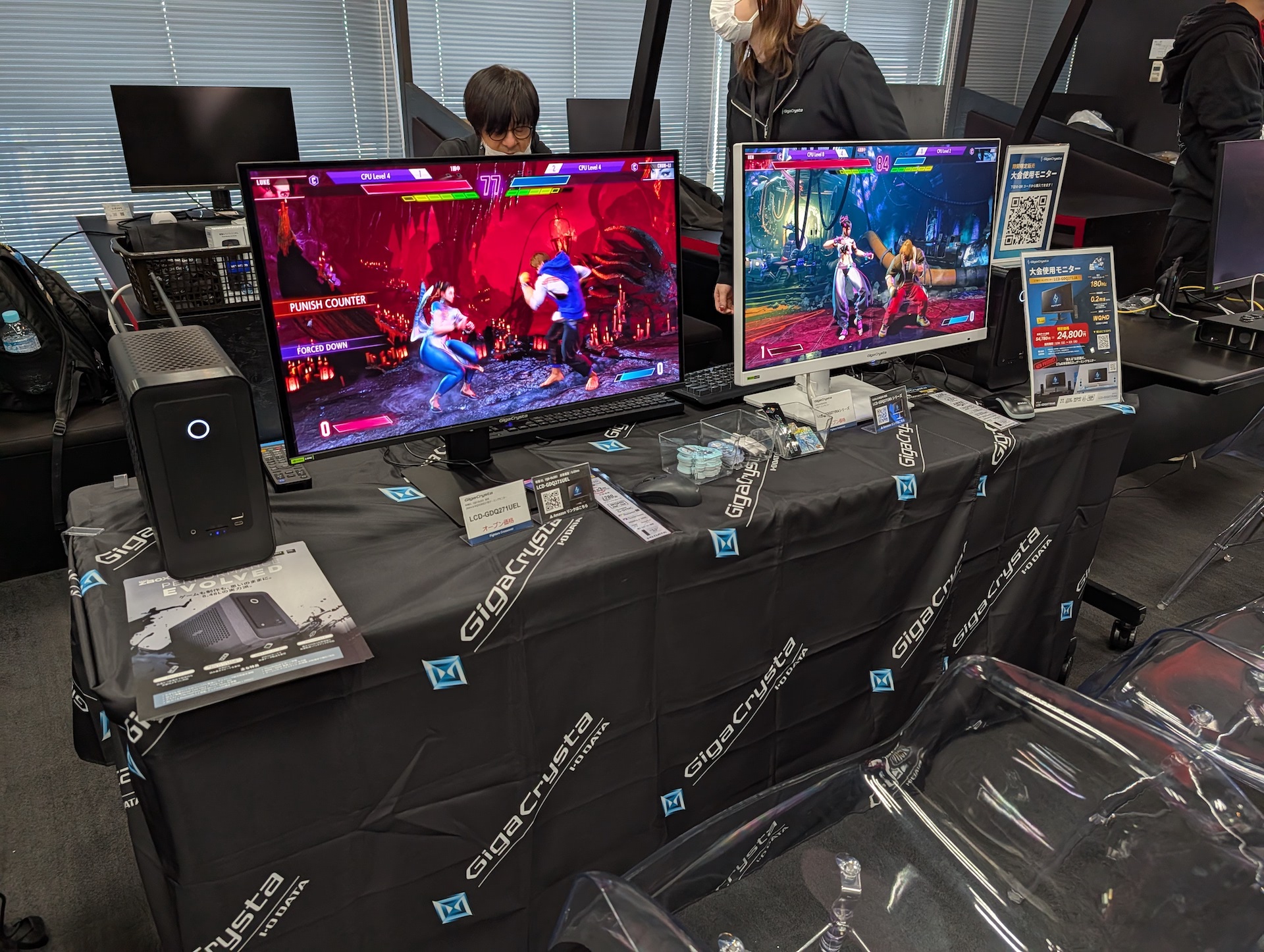 アイ・オー・データ機器のゲーミングブランド「Gigacrysta」ブースでは、OLEDパネル採用ディスプレイ「LCD-GDQ271UEL」と「LCD-GDQ271RA」を並べて展示し、OLEDならではの色合いなどを紹介するデモを行なっていた