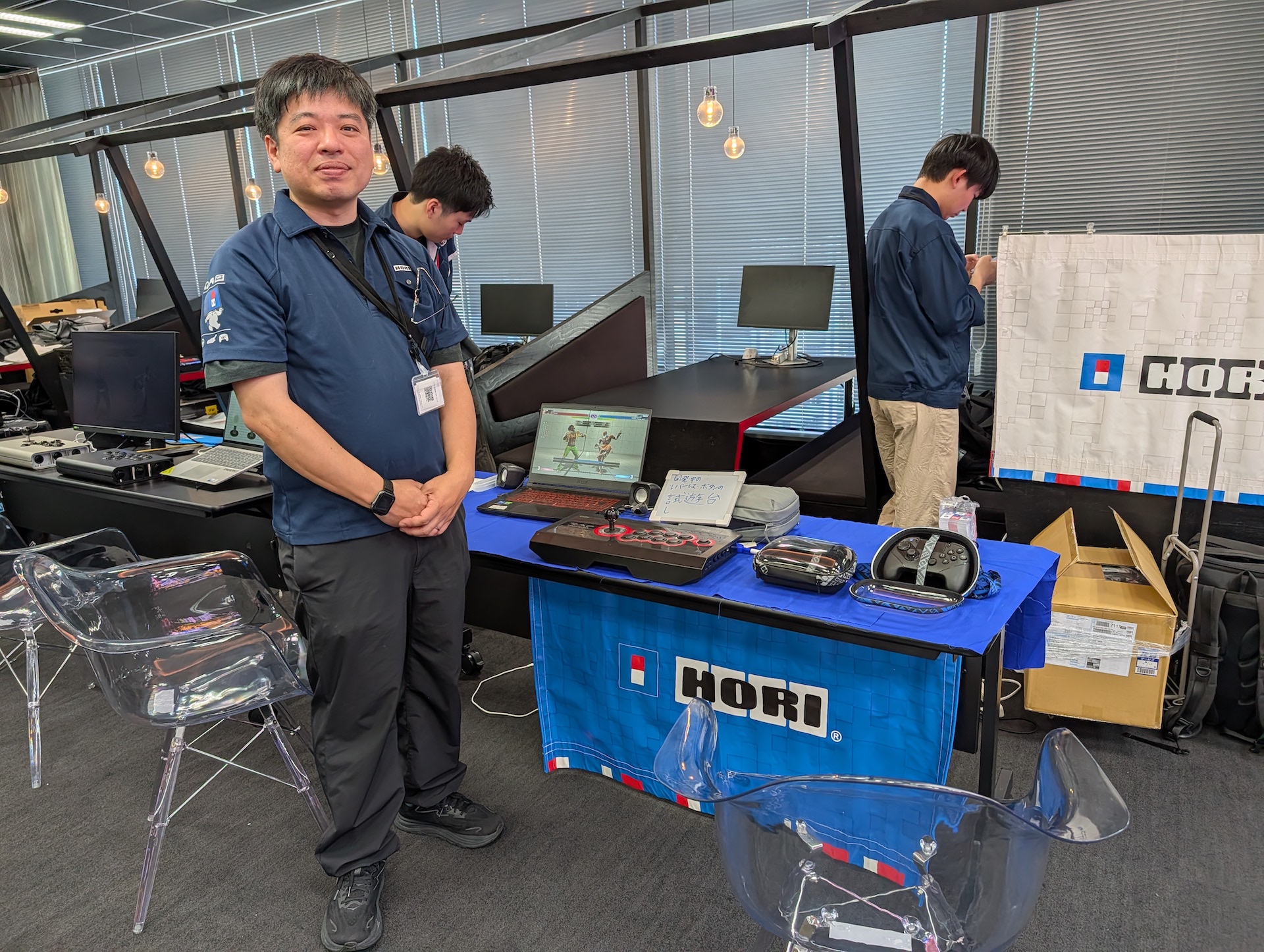 HORIは既存製品に加えて、開発中レバーレスコントローラの試作機を参考出展。来場者に触れてもらってフィードバックを得るために持ってきたとしているが、写真はNGとのことで、今回は担当の方に隠していただいた