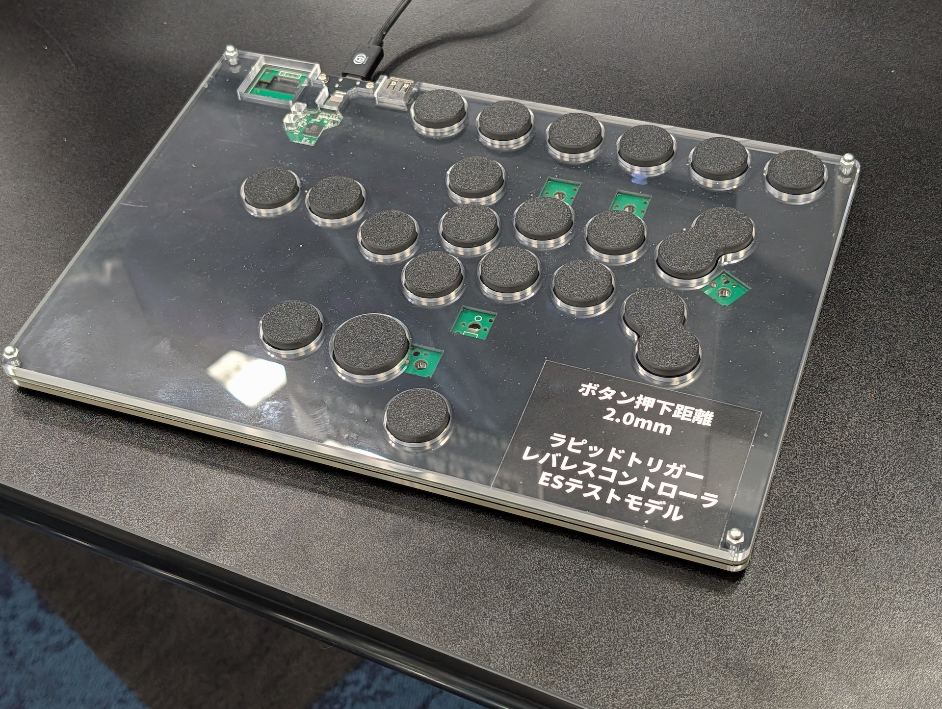 他のレバーレスには見られないユニークなボタンも配置されているなど、なかなか面白そうなデバイスになりそうだ。なお、配信開始前の段階では、1.5mmバージョンの評価が高かったようだが、果たして製品ではどのようになるのか？