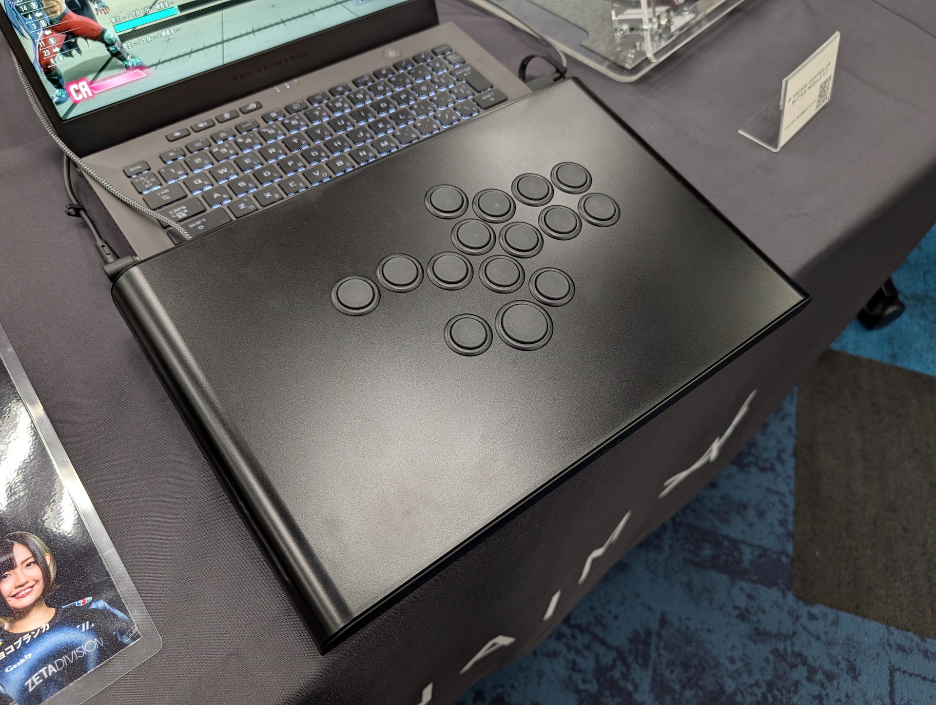 ZETA DIVISIONとの共同開発による新型レバーレスコントローラ「ZENAIM ARCADE CONTROLLER」を参考出展。近々製品について何らかのアナウンスがあるかもしれない