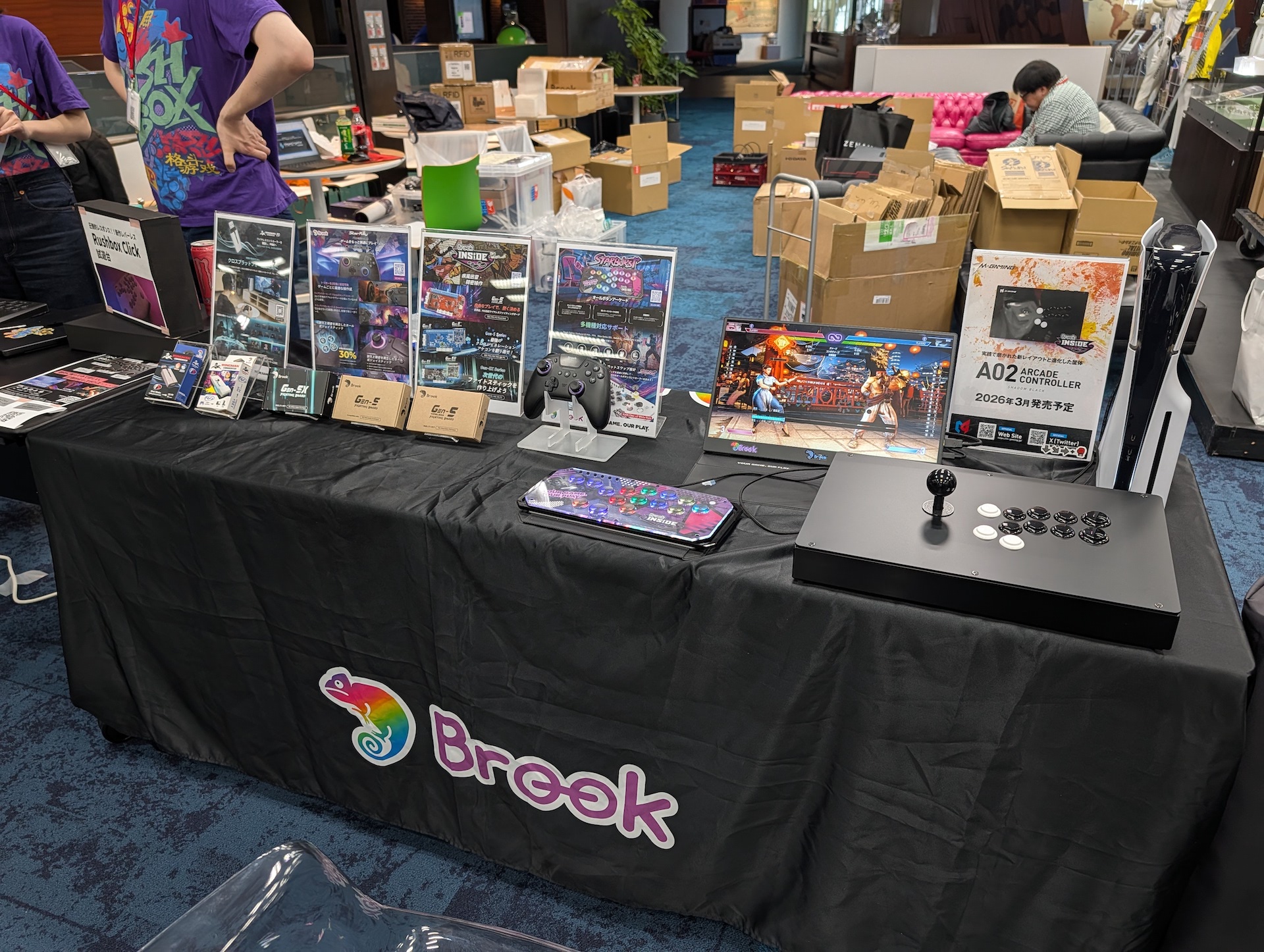 Brook Gamingのブースは担当者が不在でお話を伺えなかったが、3月発売予定のアーケードコントローラ「A02」の紹介や、同社が扱うコントローラなどの展示が行なわれていた