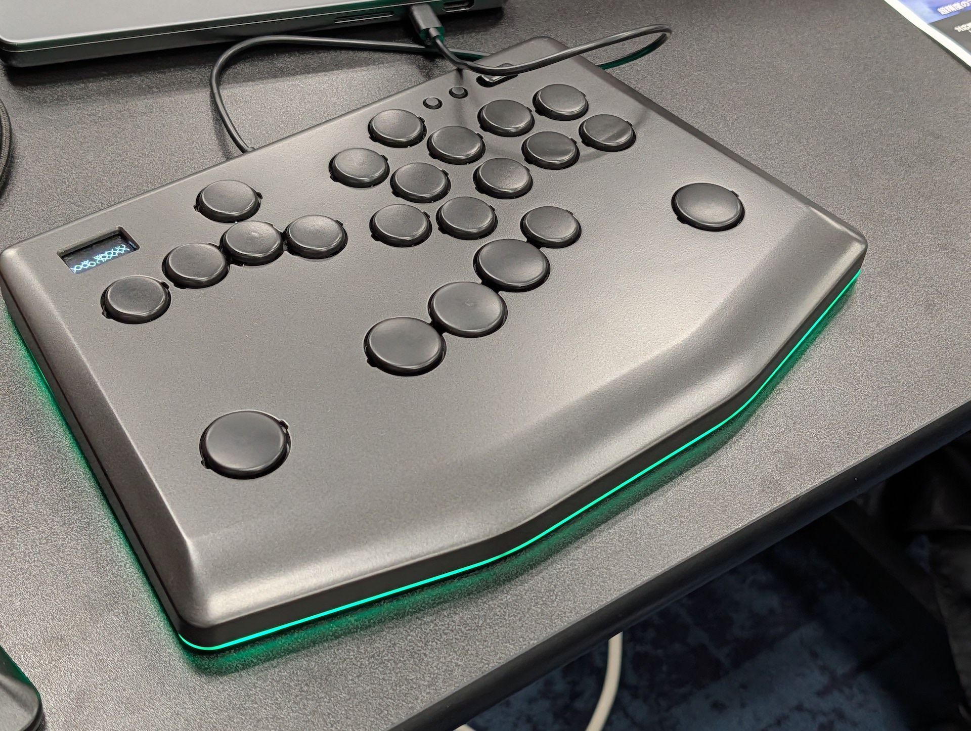 予約販売も好調で、一般販売を開始したマイクロスイッチ採用レバーレス「Rushbox Click」が触れる状態で展示。ボタンの押し心地がカチカチと良好なクリック感があり、好きな人にはたまらないデバイスだろう