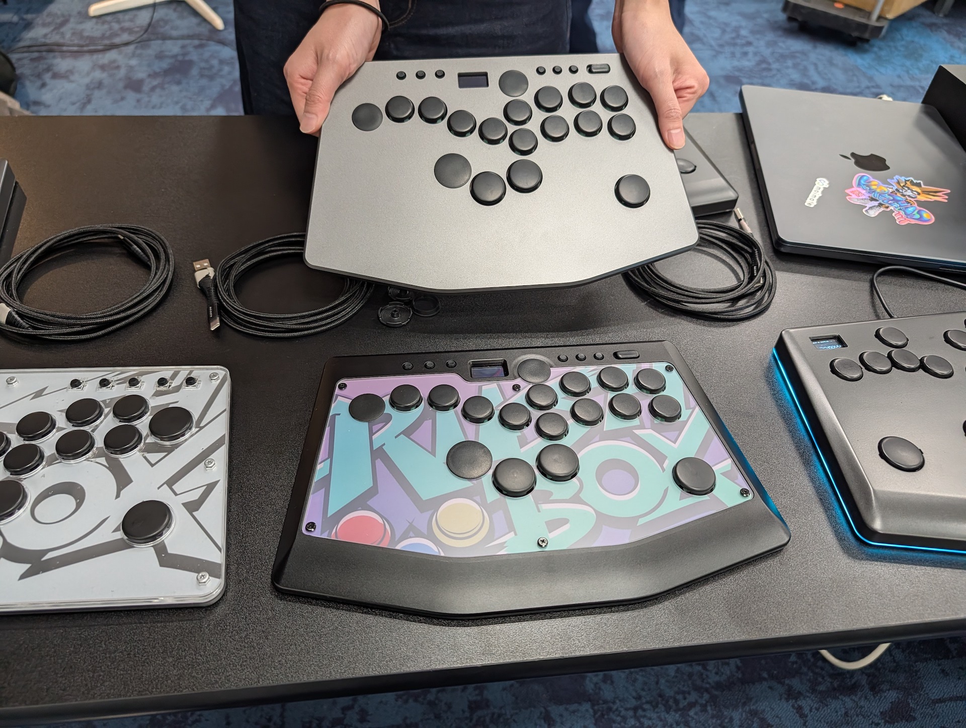 発売中の「Rushbox 2」や「Rushbox Lite 2」も展示されており、製品ごとの使用感が確認できる