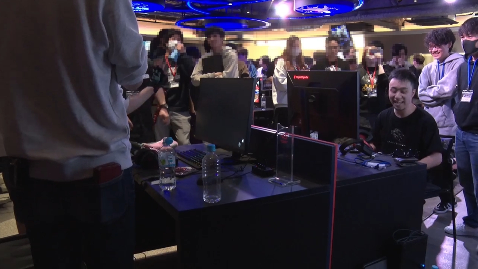 配信台のカメラは奥の1台のみの簡素な物ながら、プレイしている選手たちの様子がわかるようになっていた