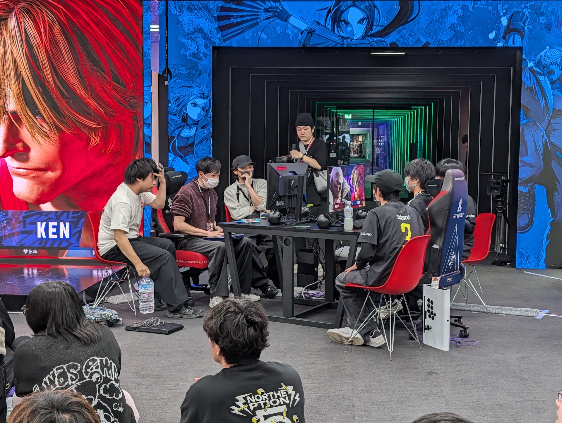 試合中の様子。選手たちが並んで座り、左右だけでなく会場全体から声が掛けられるプレッシャーとも戦う必要があるのがオフライン大会だ