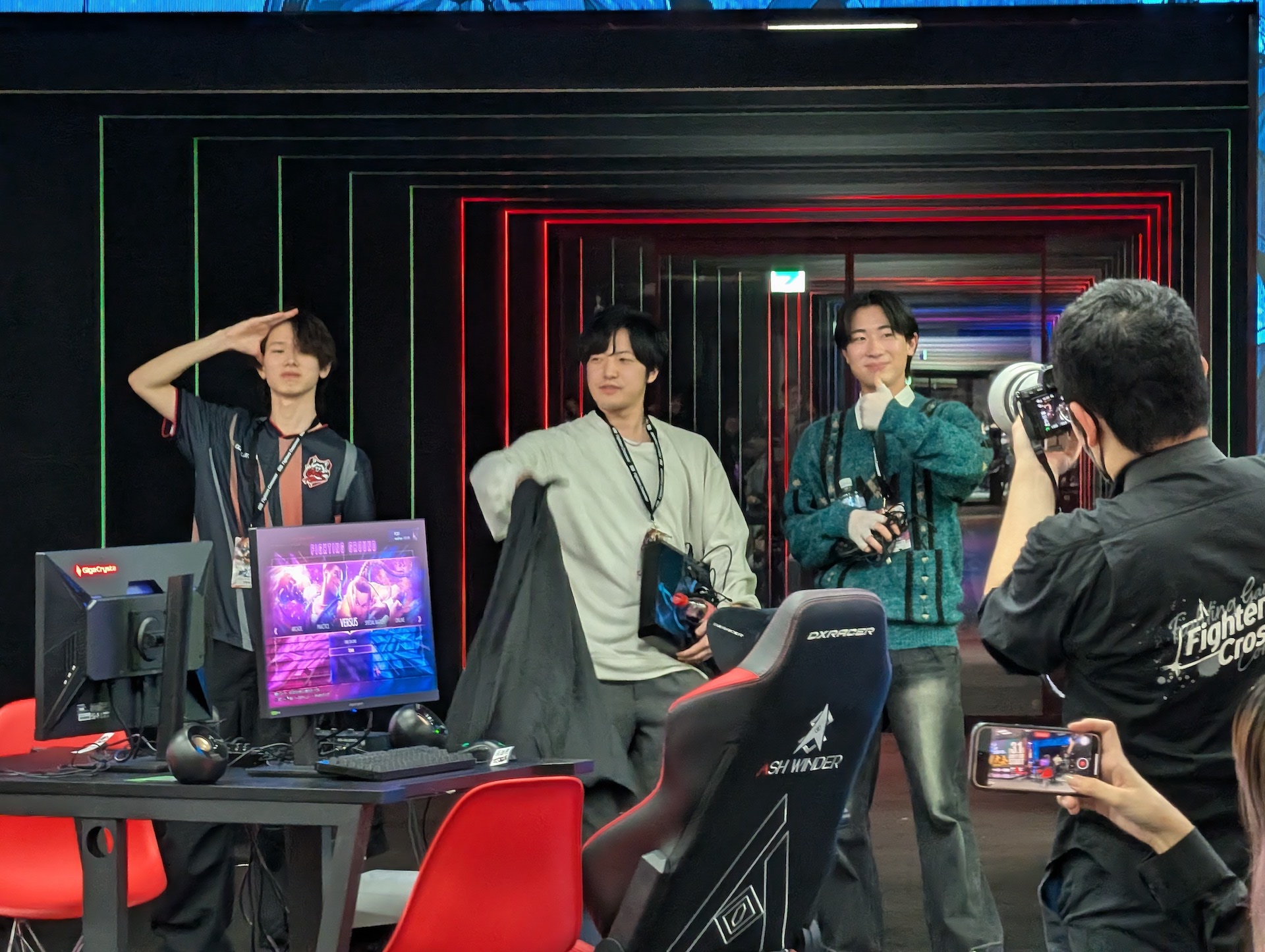 「TUNNEL TOKYO」に備えるミラーも活用して広く見える入場口が使用され、入場時の演出も派手にバージョンアップだ