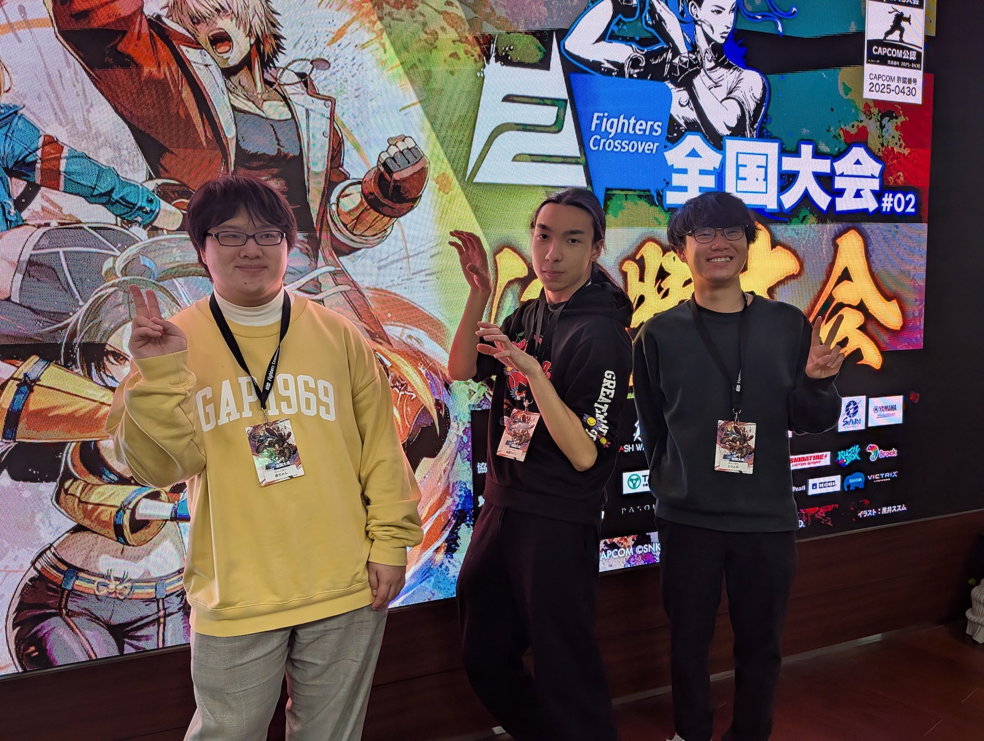 筆者の知り合いの鳥ちゃん含む大阪代表「荒らし三銃士」のメンバーたち。チーム名の由来はキンバリーやブランカなど荒らしキャラを使うためだが、キンバリーを使う鳥ちゃんとブランカ使いの並盛りゲコの2人は割と堅実なプレイングなのに対して、一番の荒らしプレイをするのは無敵技などを連発しまくるとうふやの豪鬼とのこと