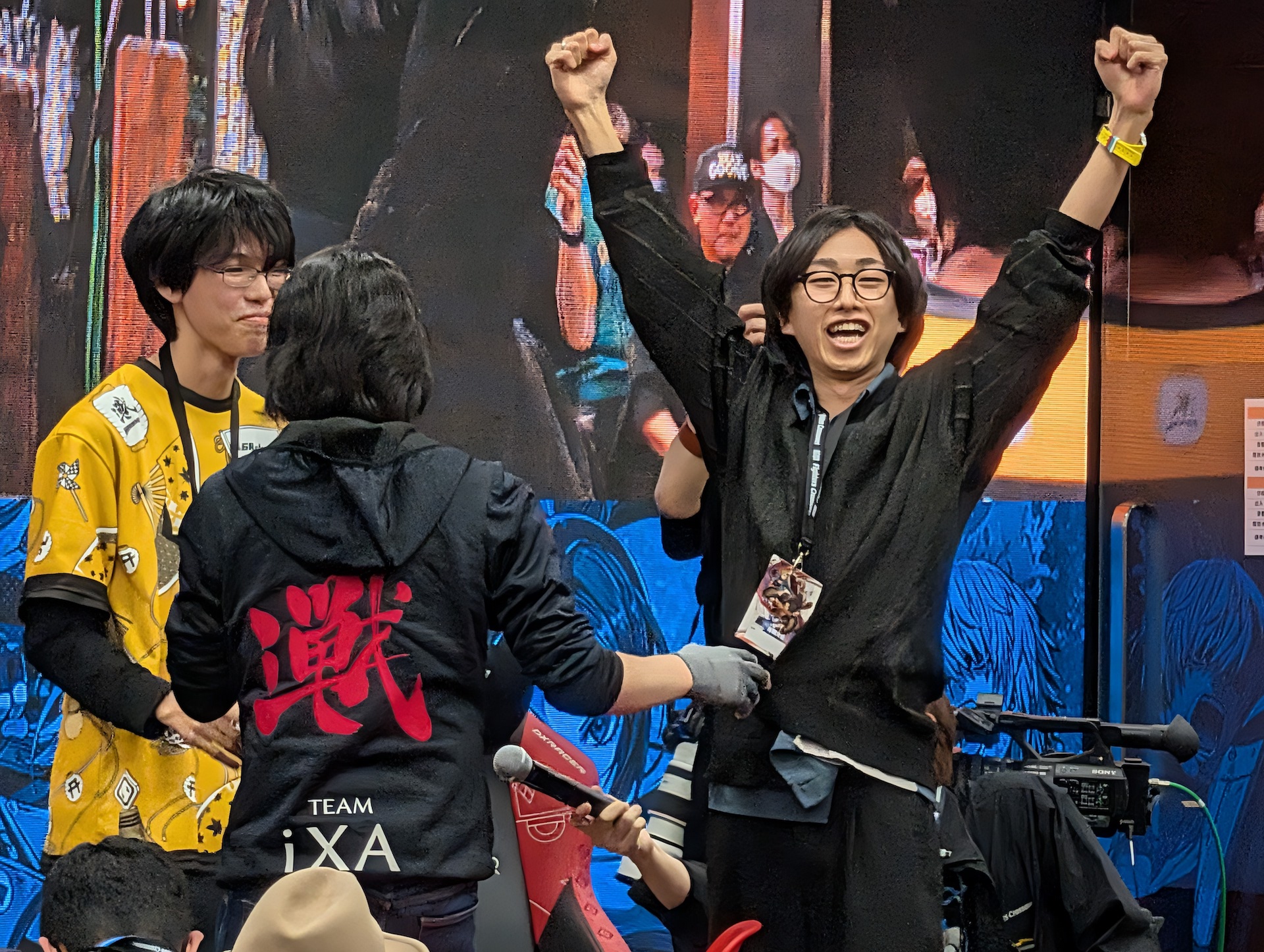 ひとしきりメンバー同士で抱き合ってから最後は両手を掲げてガッツポーズ！